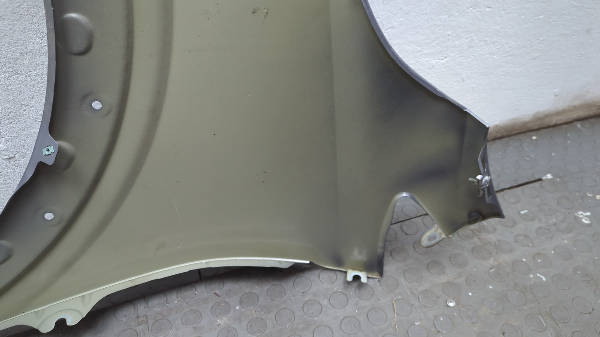 Крыло переднее правое