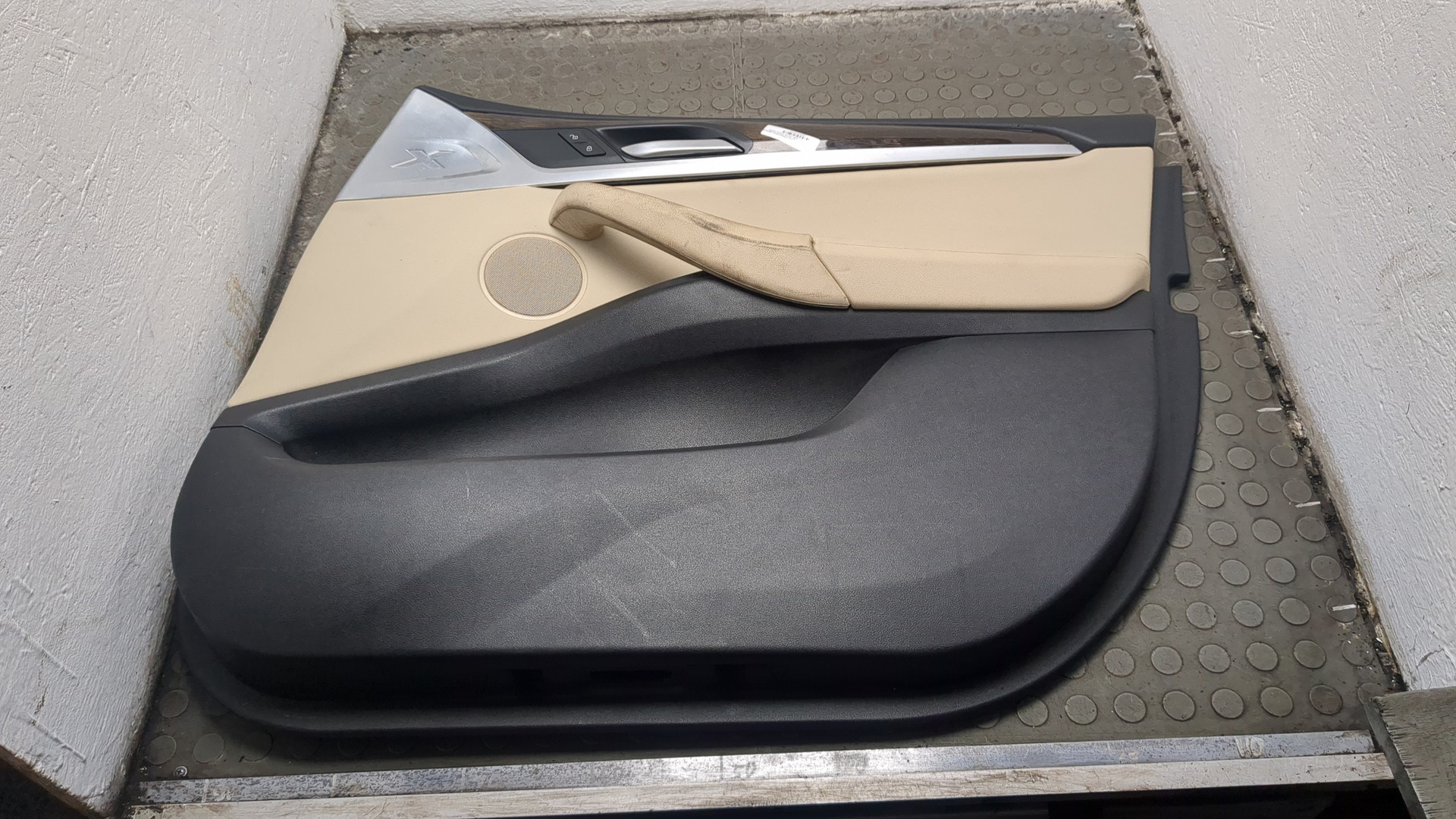 Обшивка двери передней правой