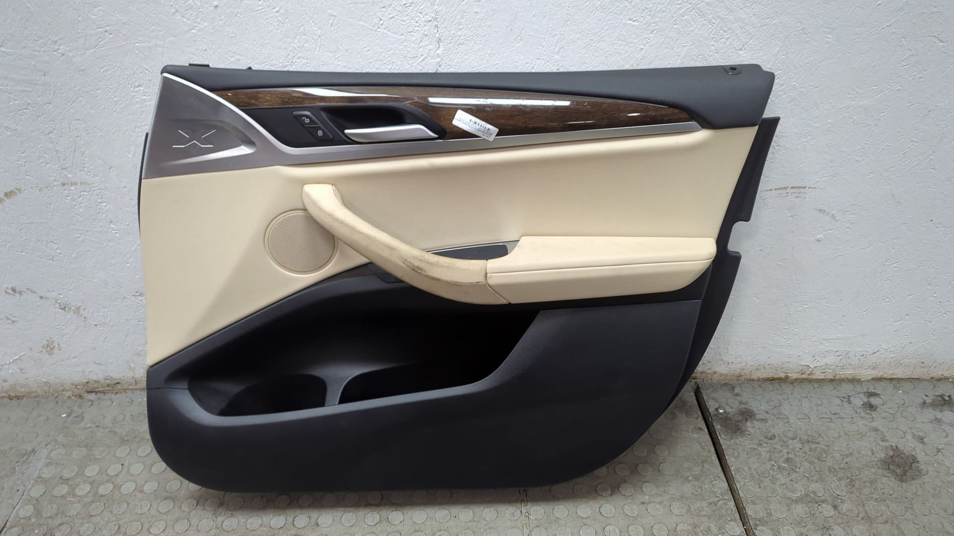 Обшивка двери передней правой