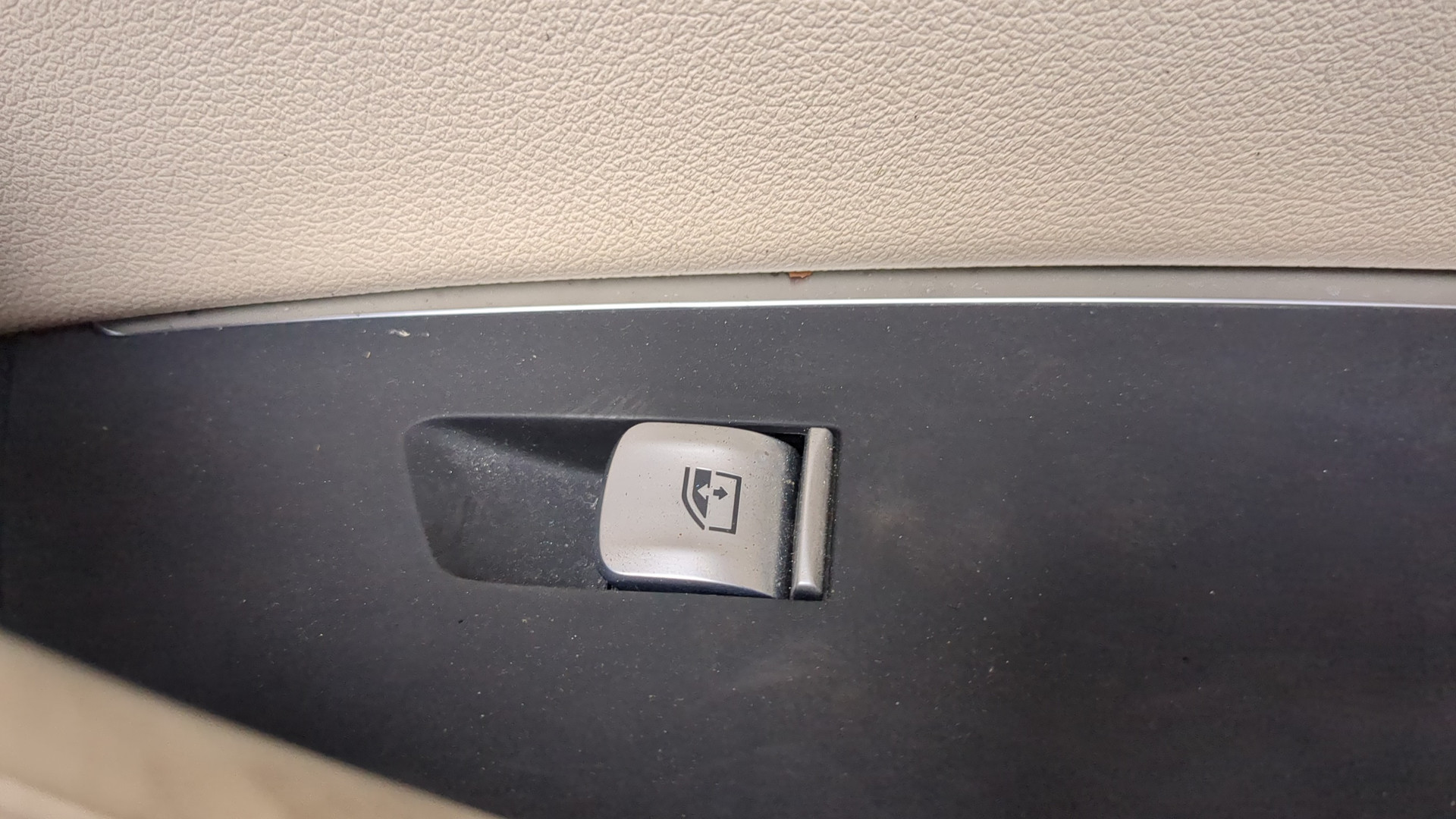 Обшивка двери передней правой