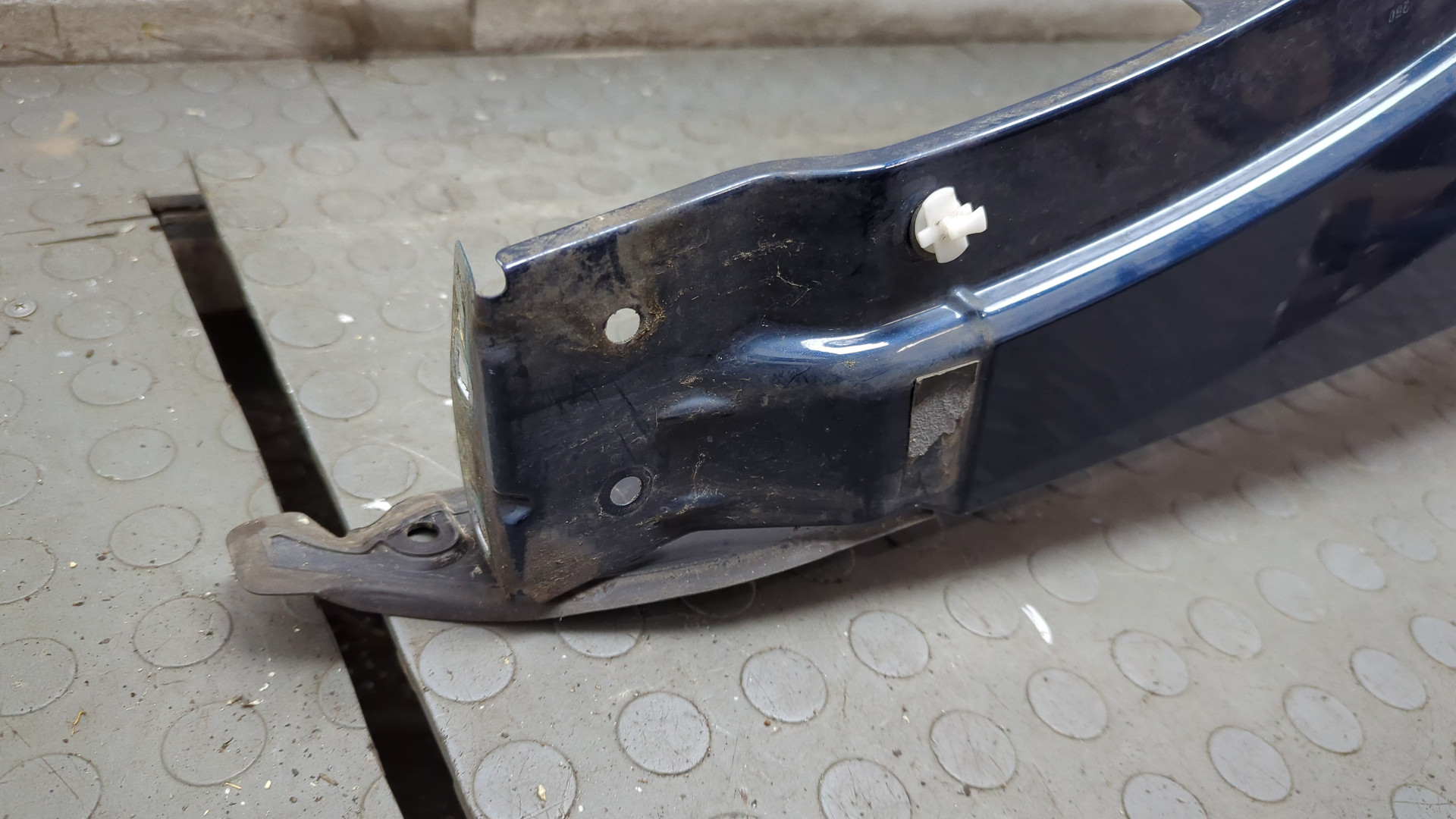 Крыло переднее левое