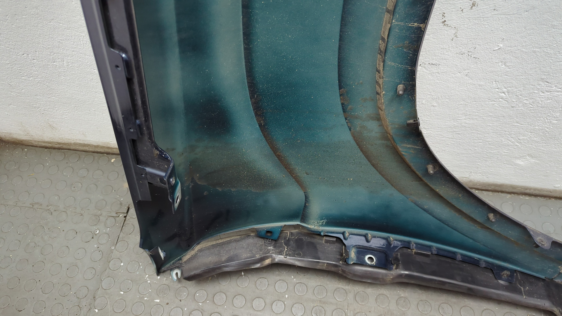 Крыло переднее левое