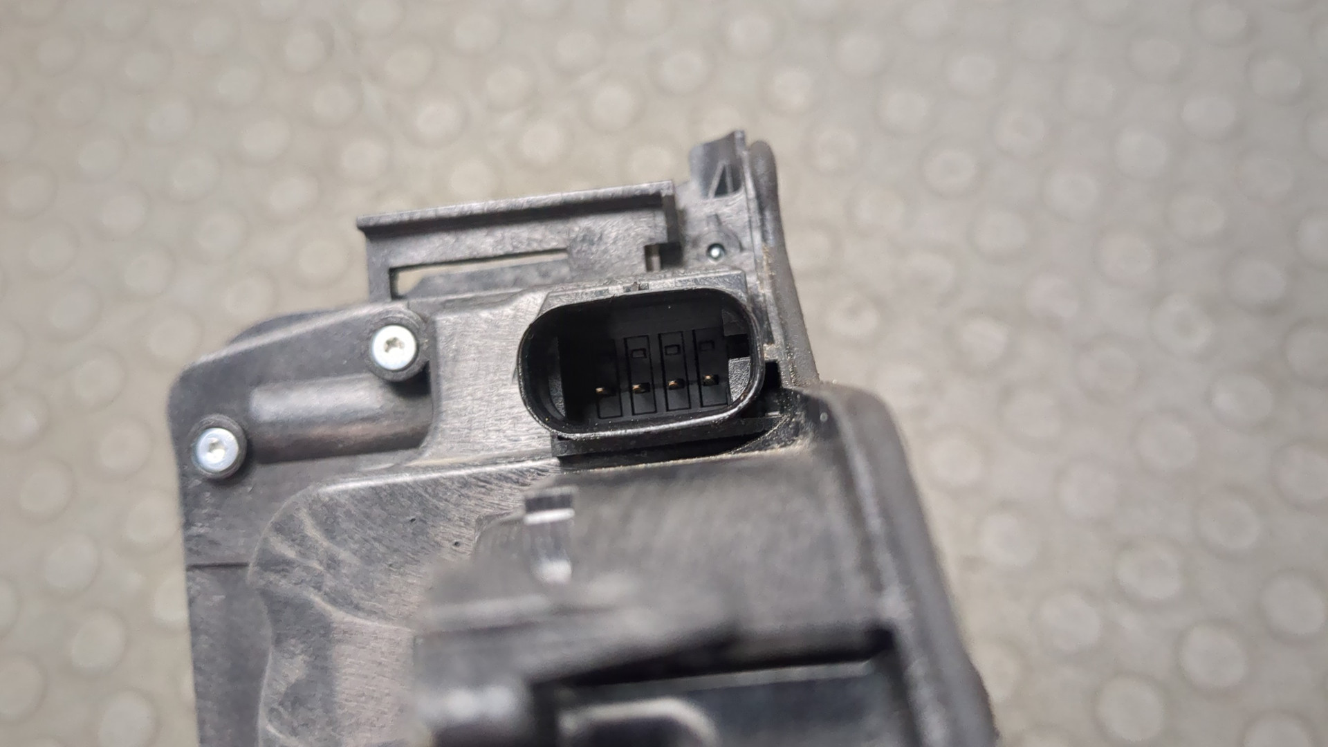 Замок двери передней правой