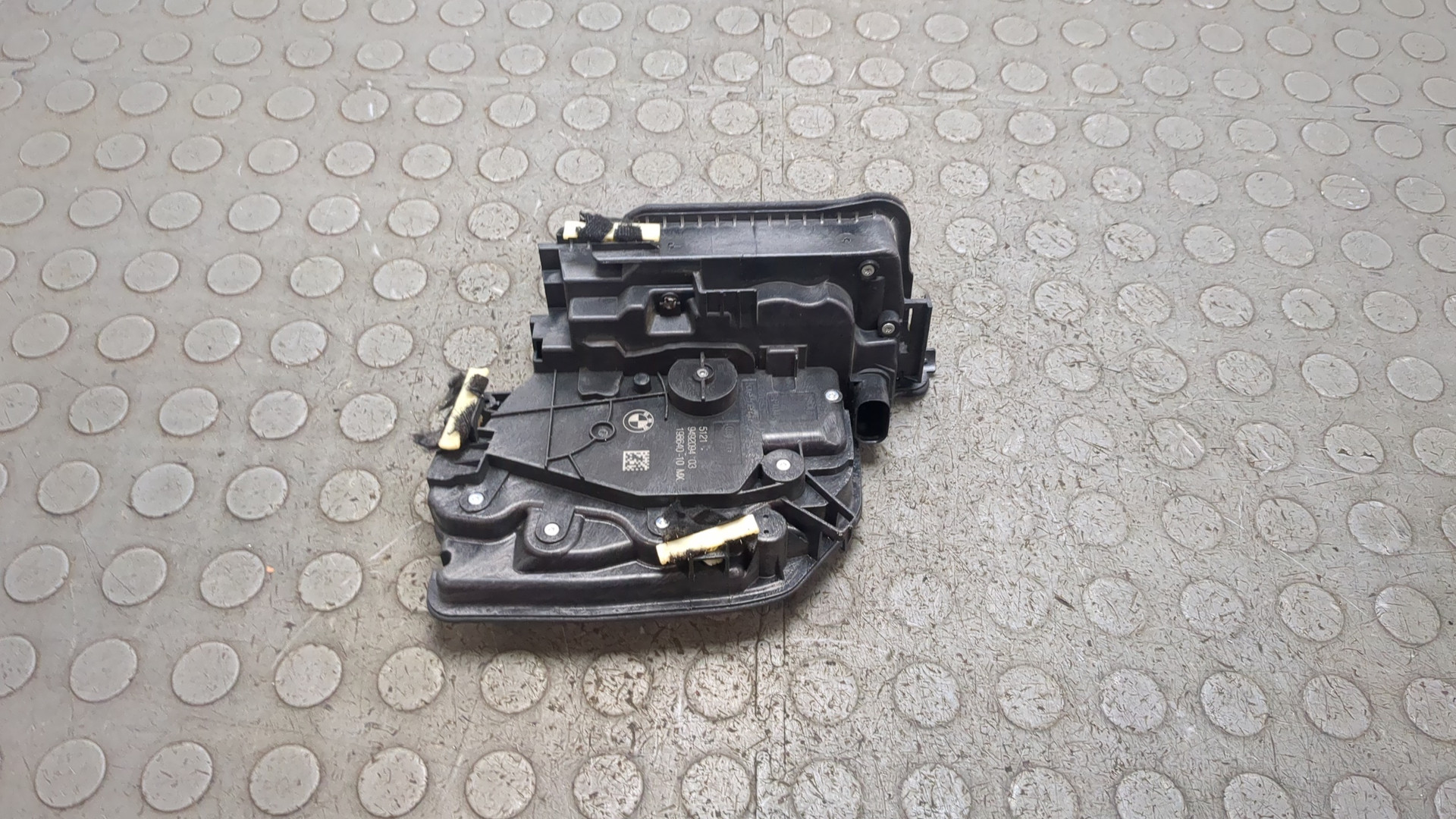 Замок двери передней правой