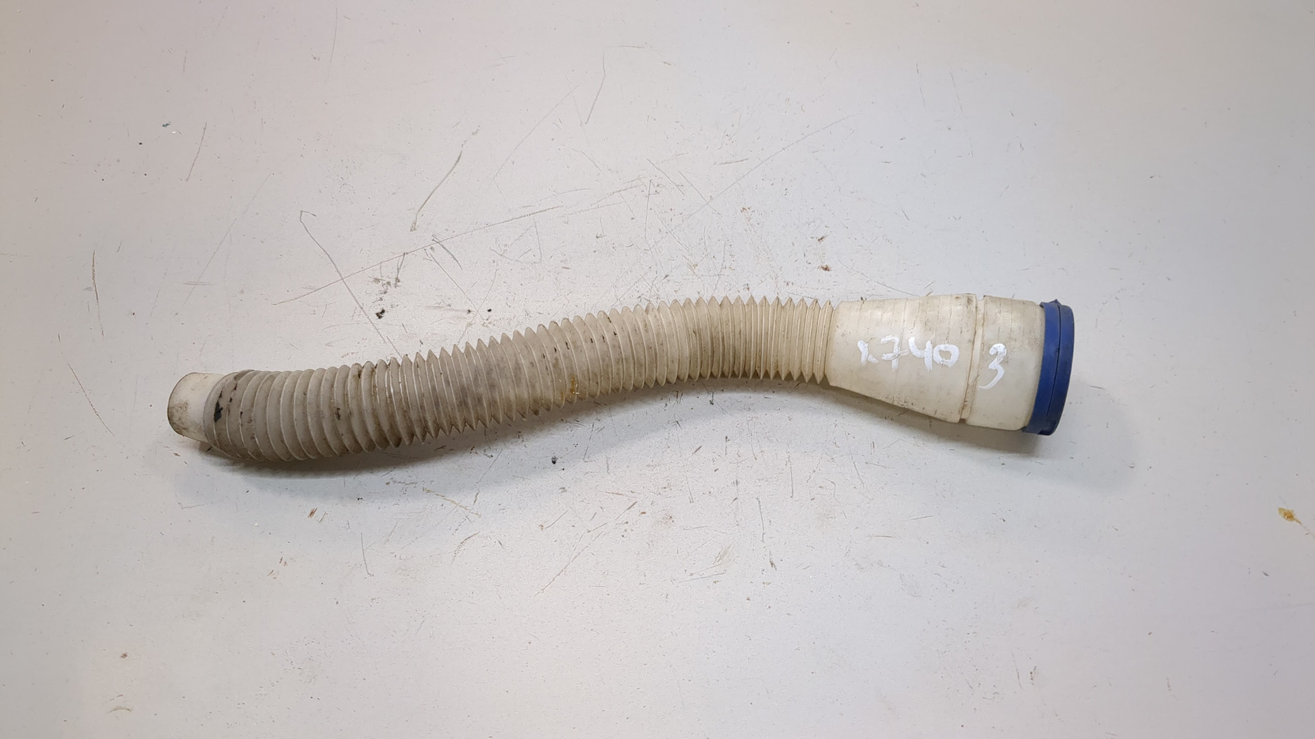 Горловина бачка омывателя