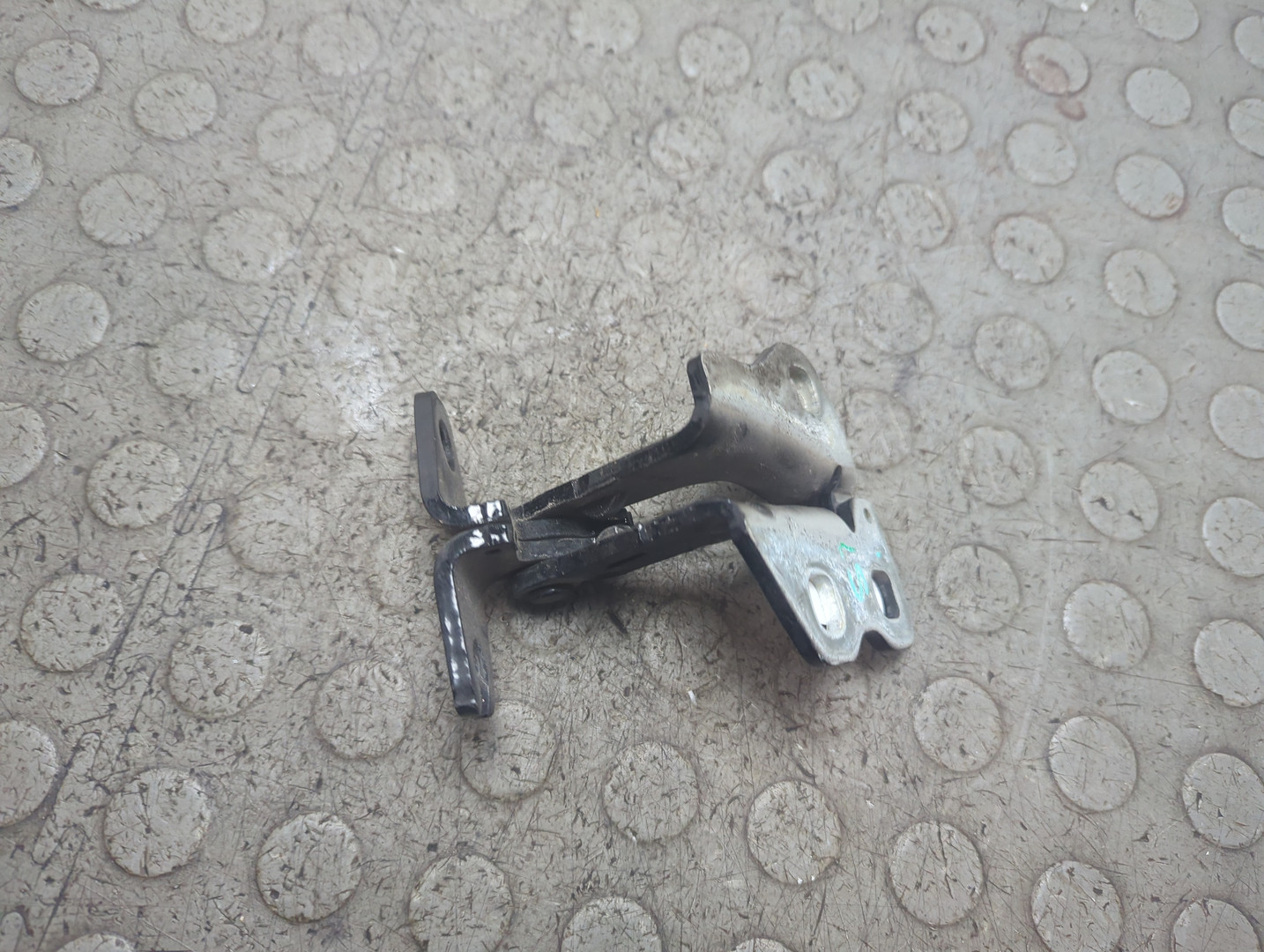 Петля двери