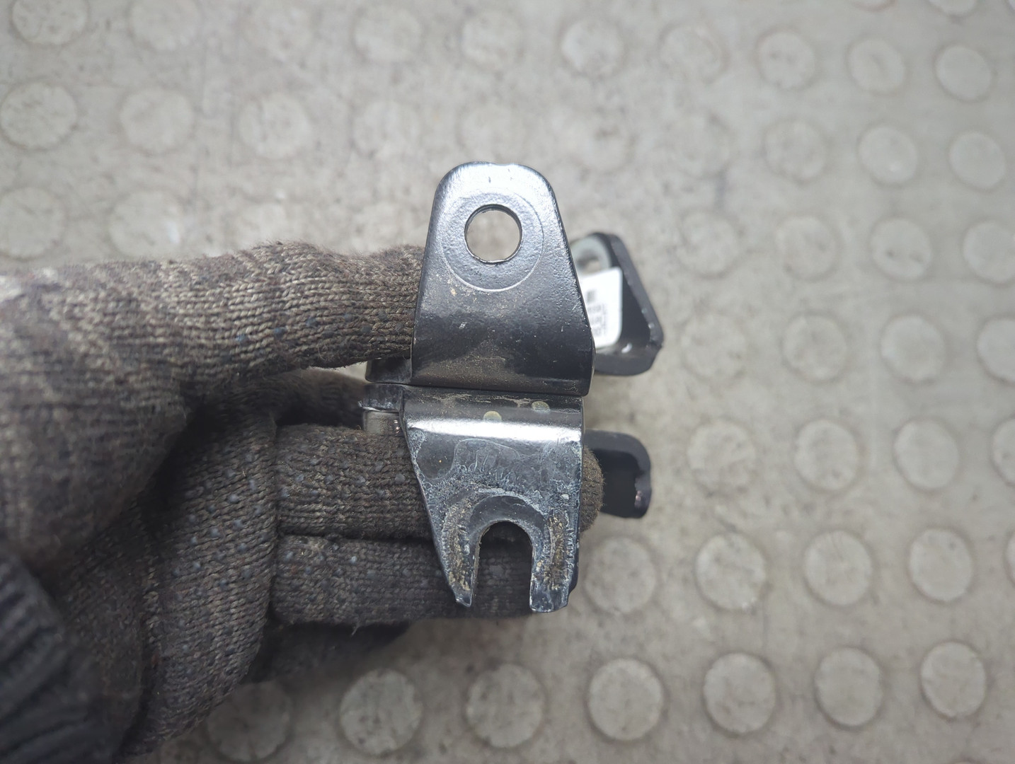 Петля двери