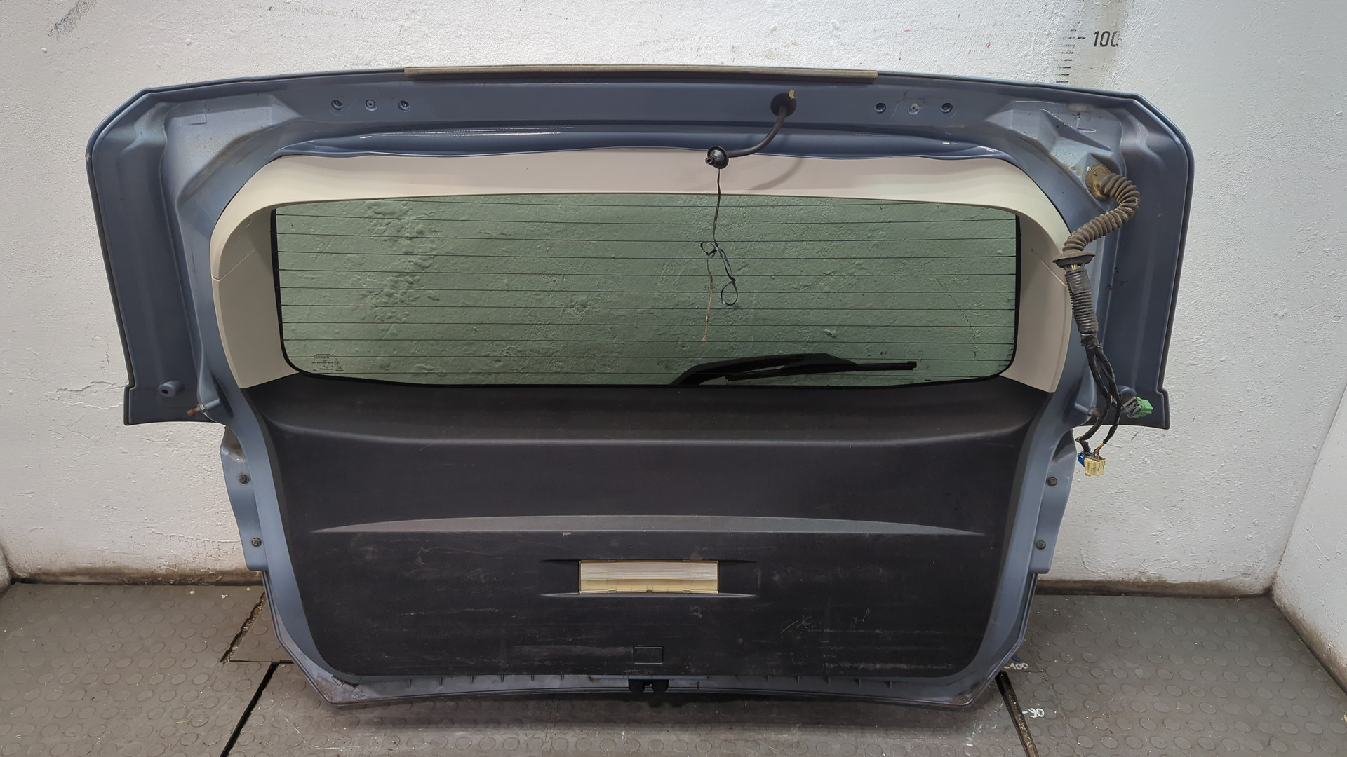 Дверь багажника