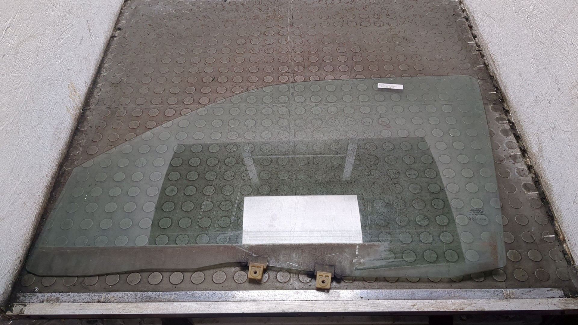 Стекло двери передней левой