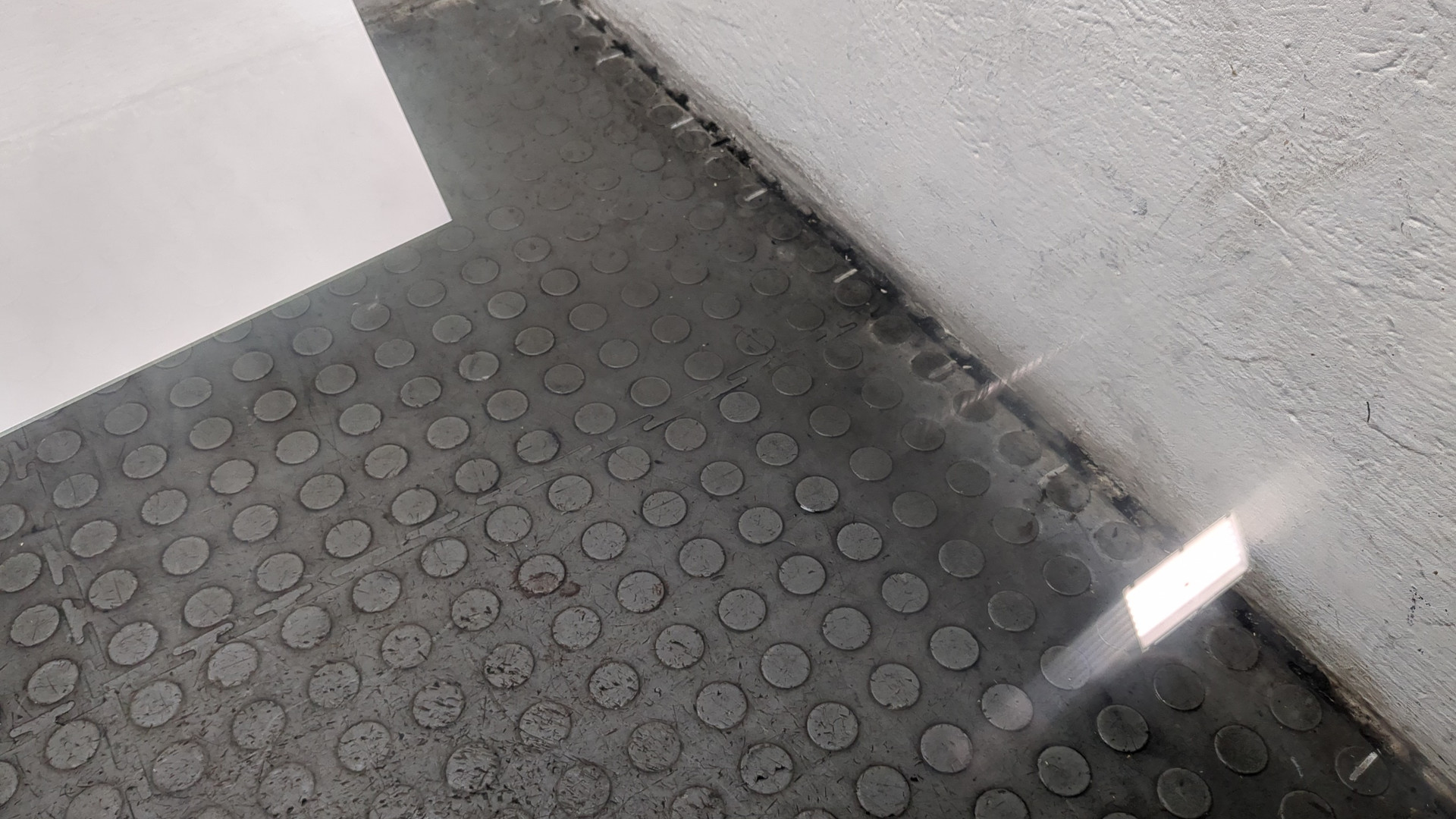 Стекло двери передней левой