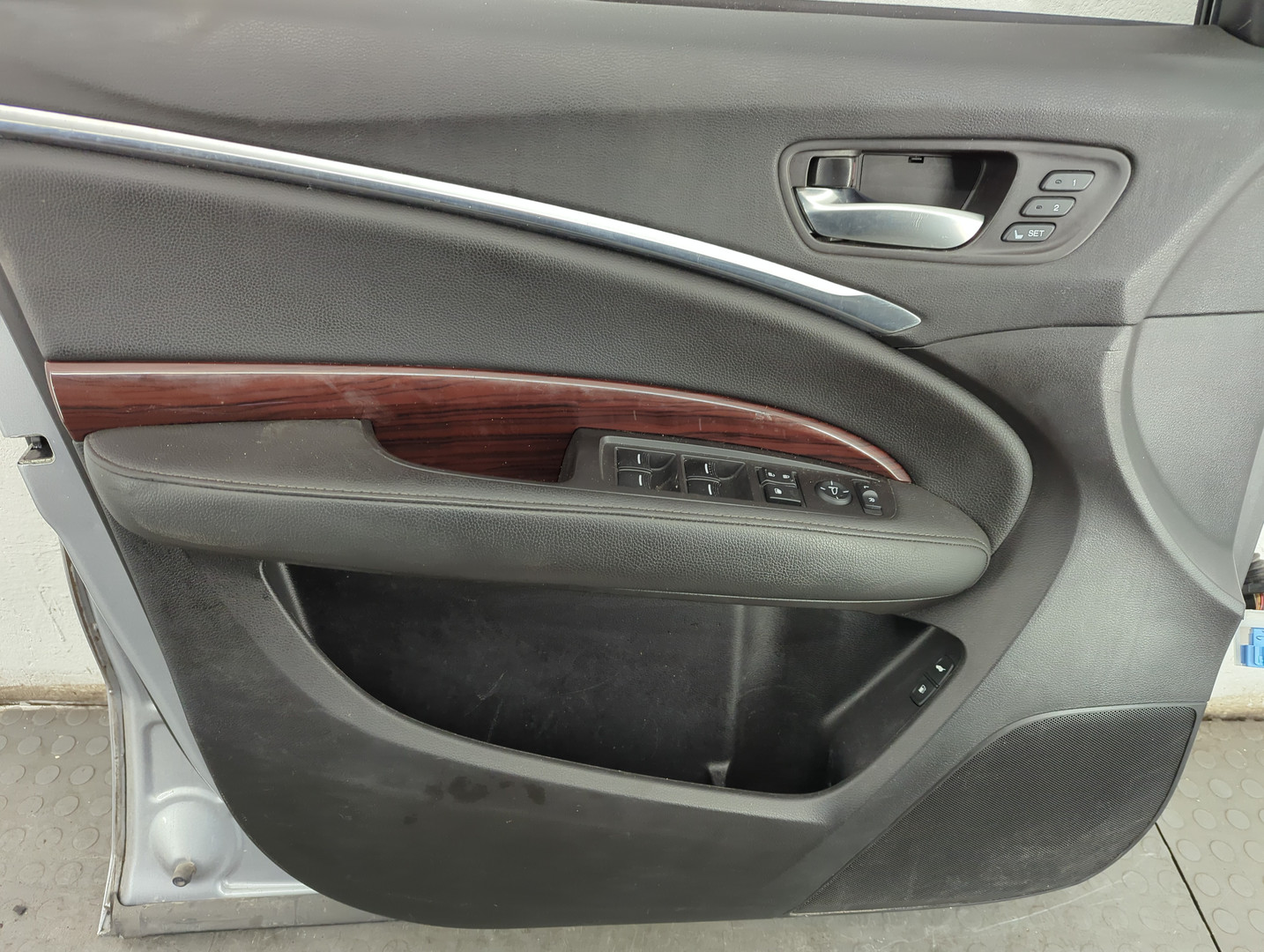 Дверь передняя левая