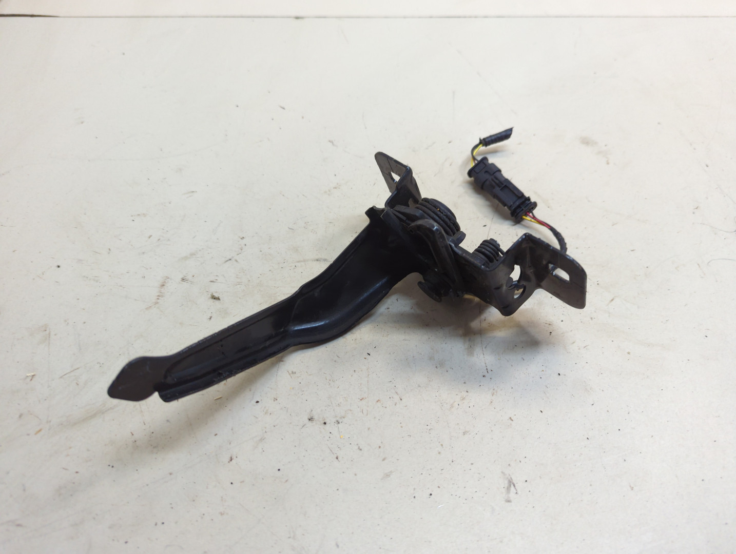 Замок капота