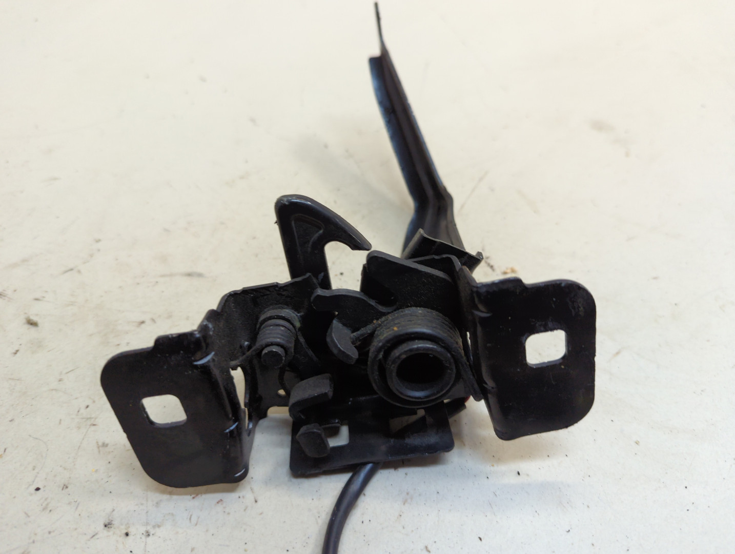 Замок капота