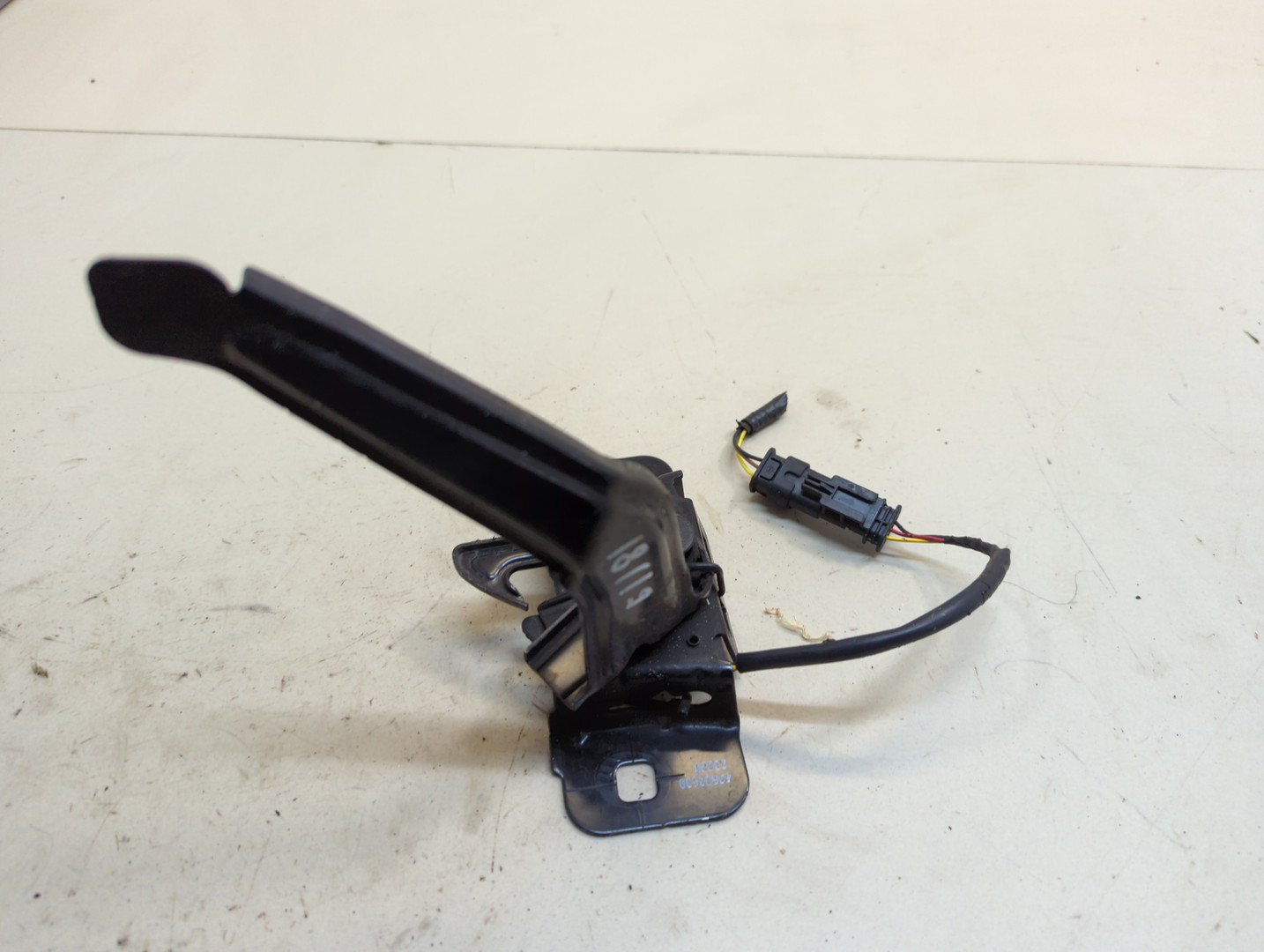 Замок капота