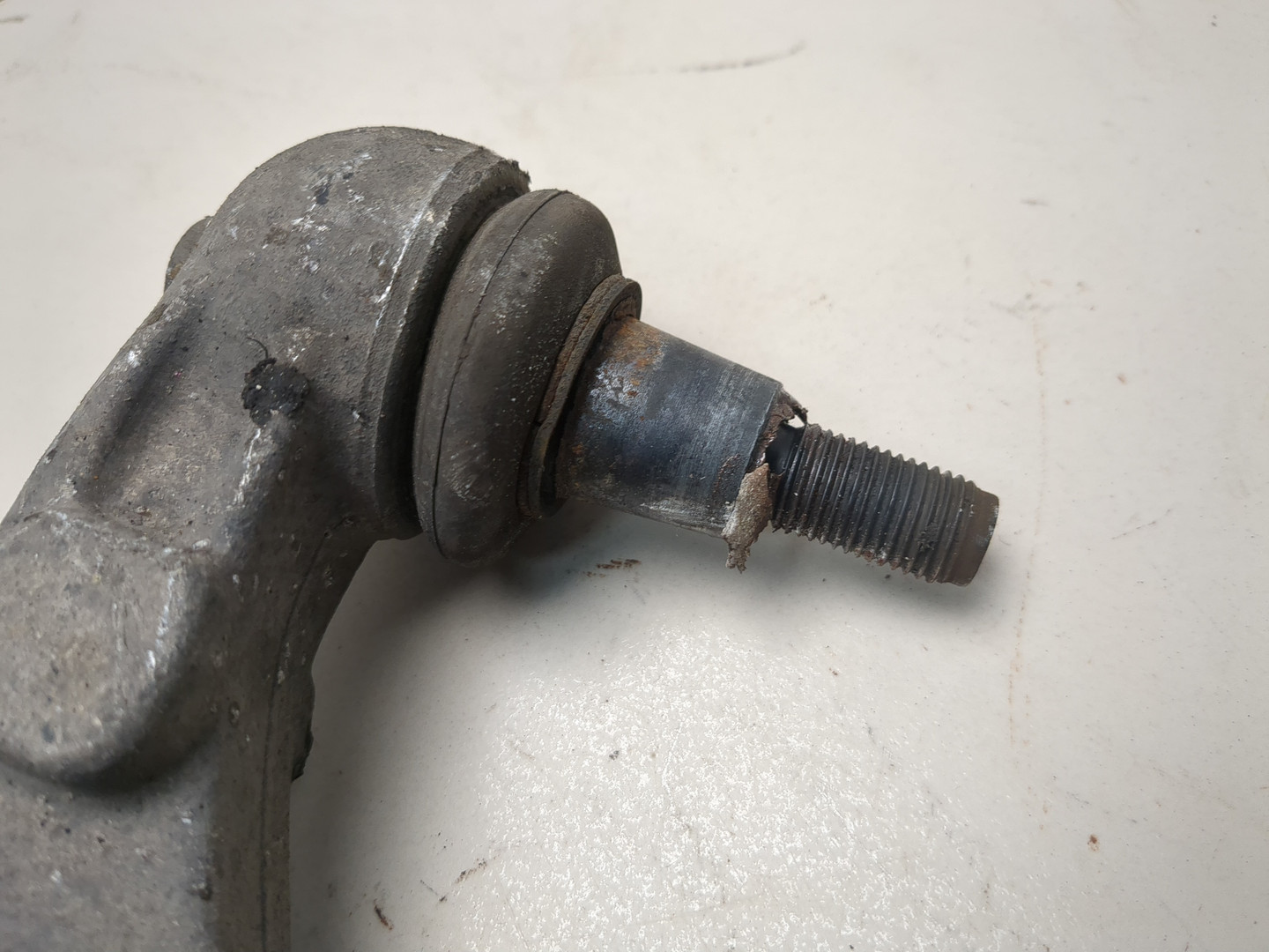 Рычаг передний