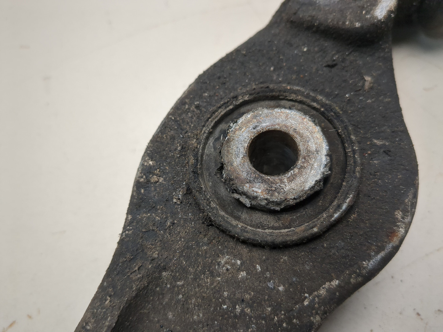 Рычаг передний