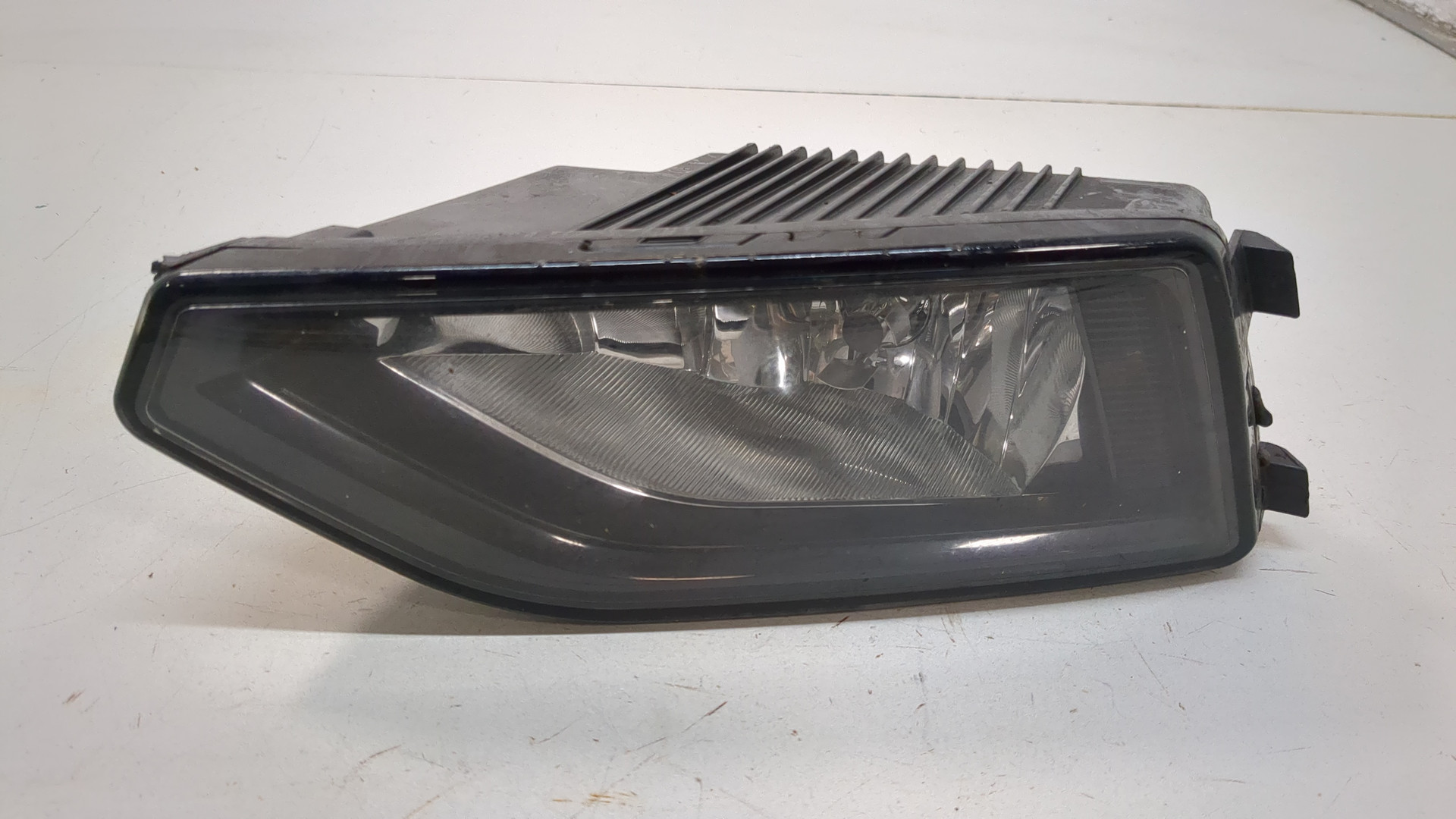 Фара противотуманная левая