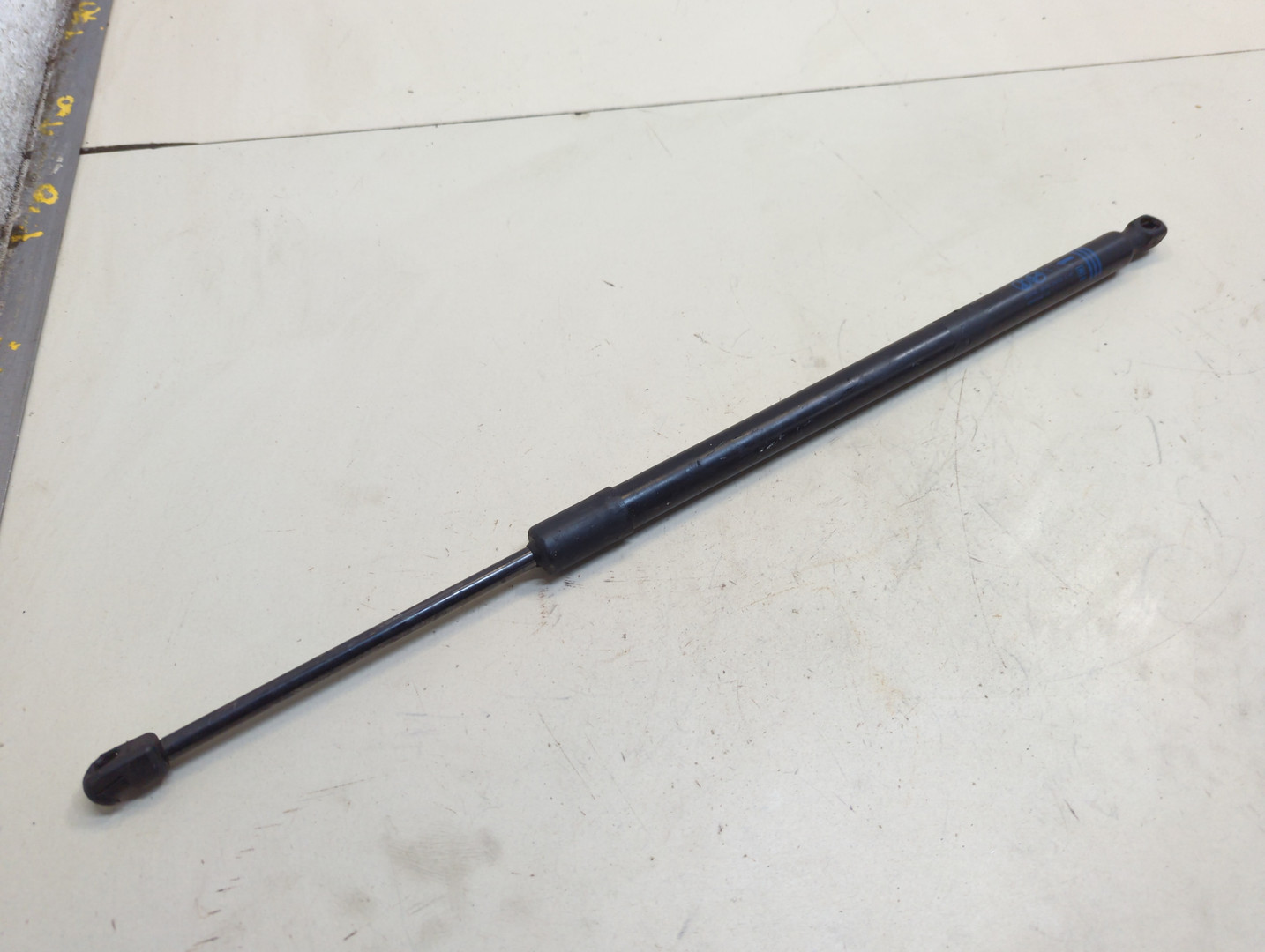 Амортизатор крышки багажника