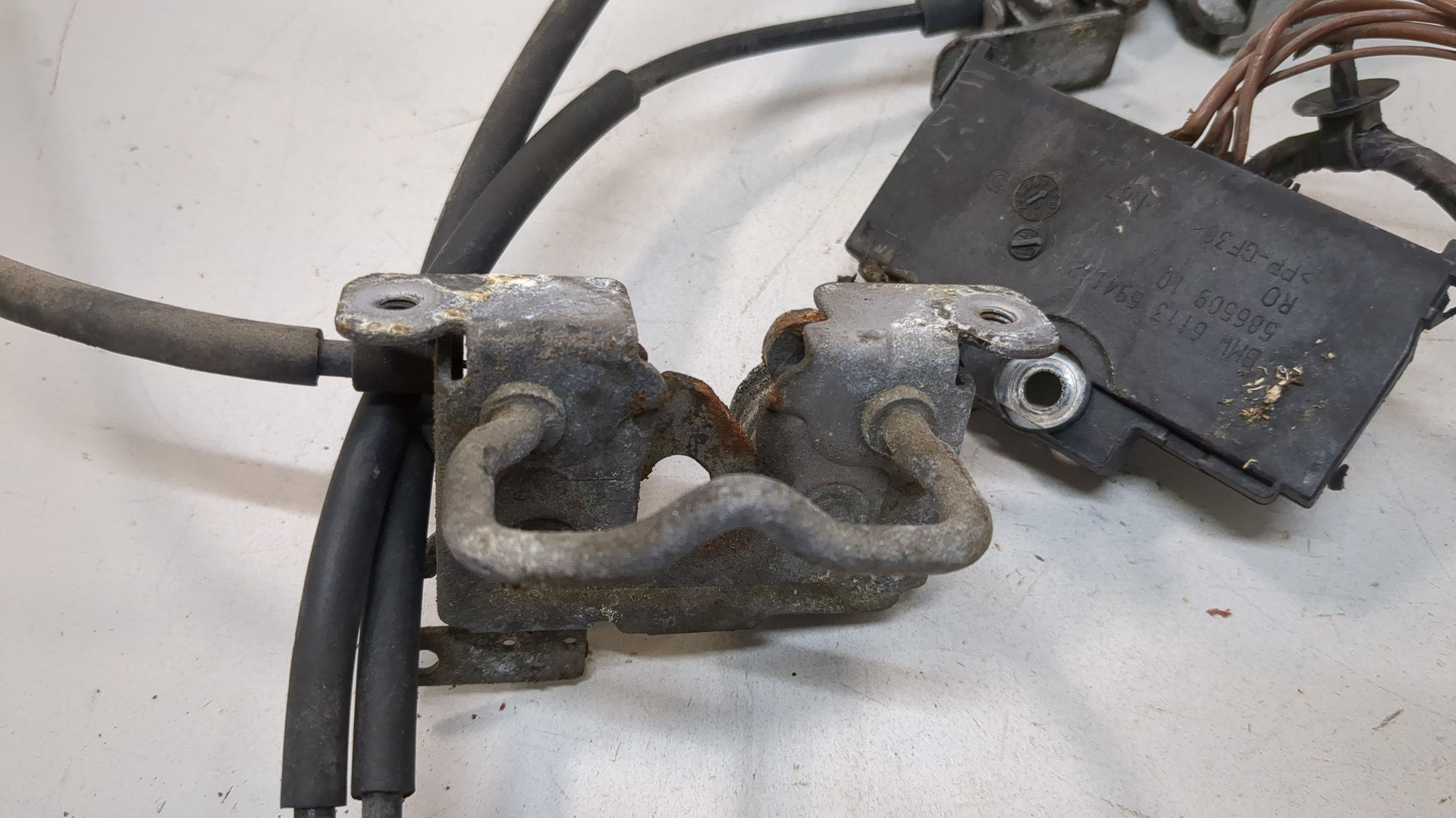 Замок капота