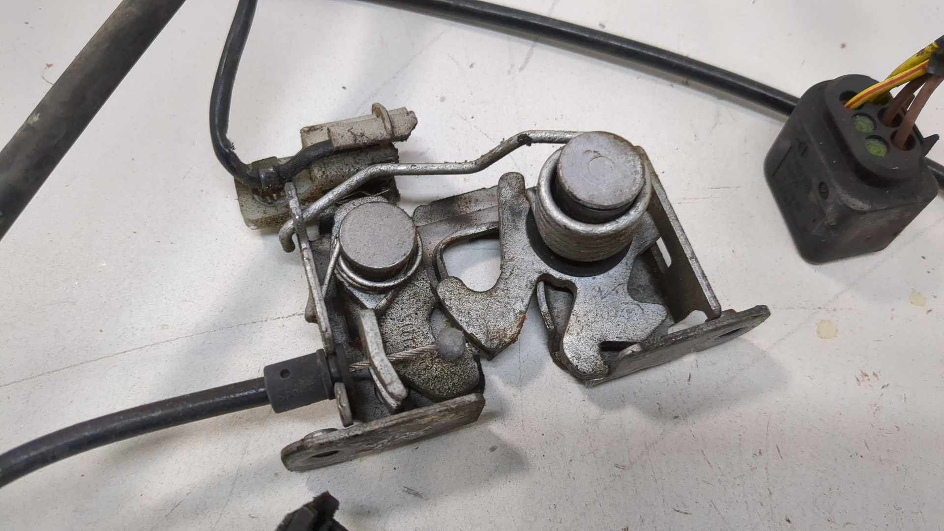 Замок капота