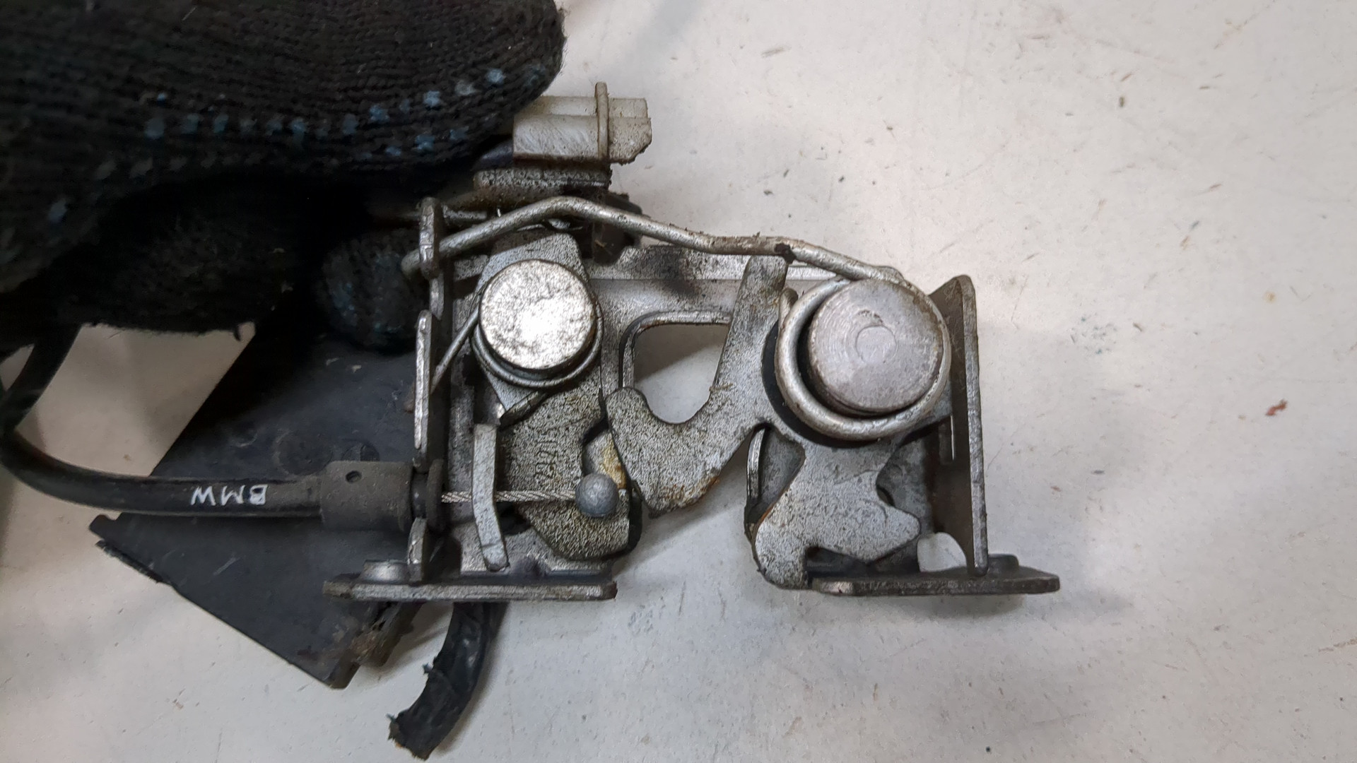 Замок капота