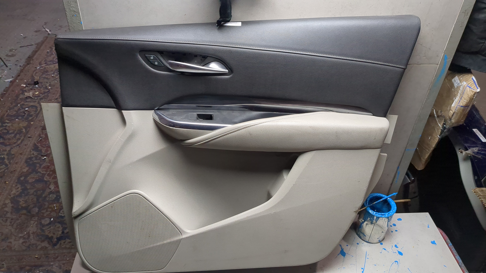 Обшивка двери передней правой