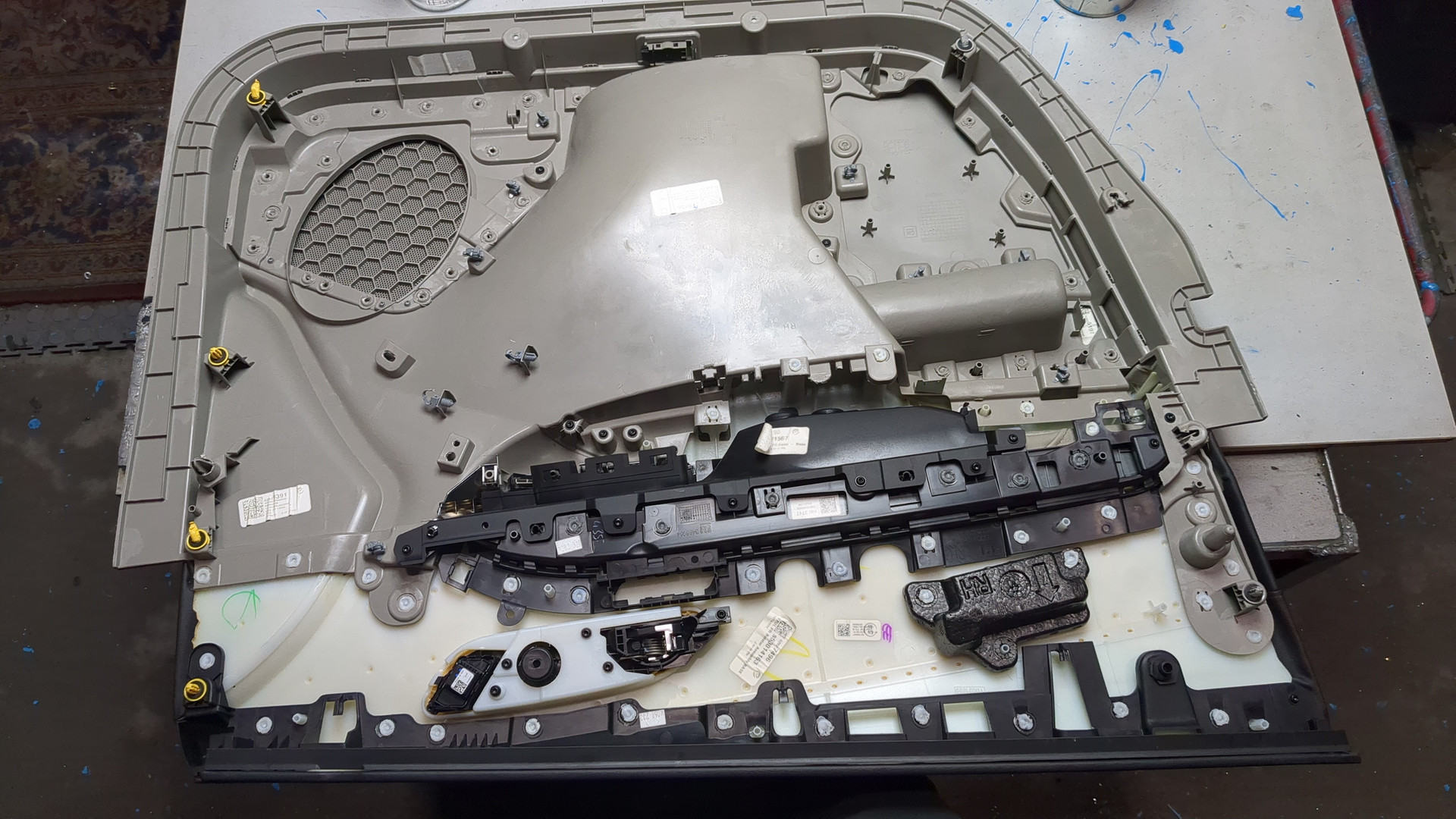 Обшивка двери передней правой