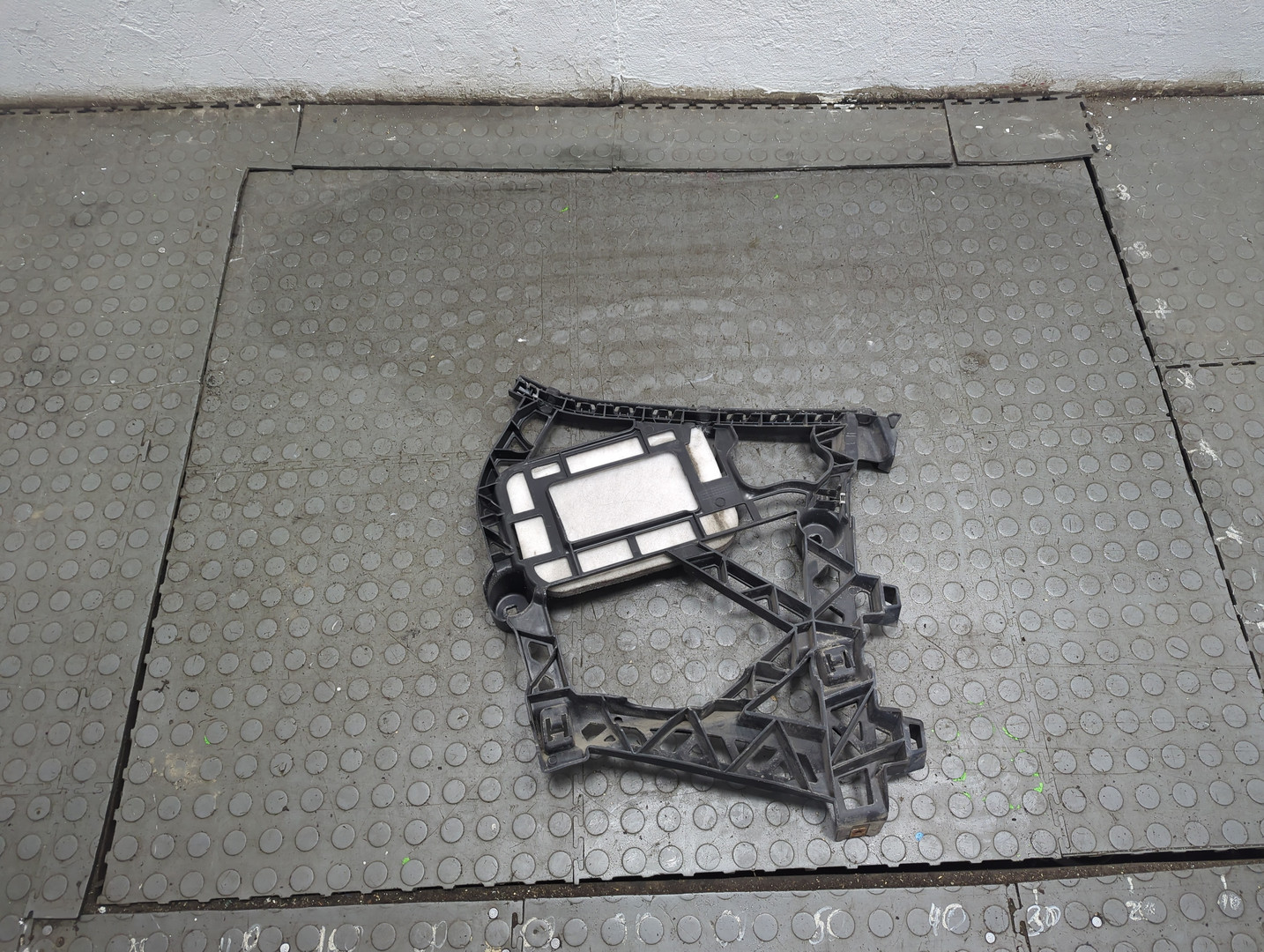 Кронштейн заднего бампера правый