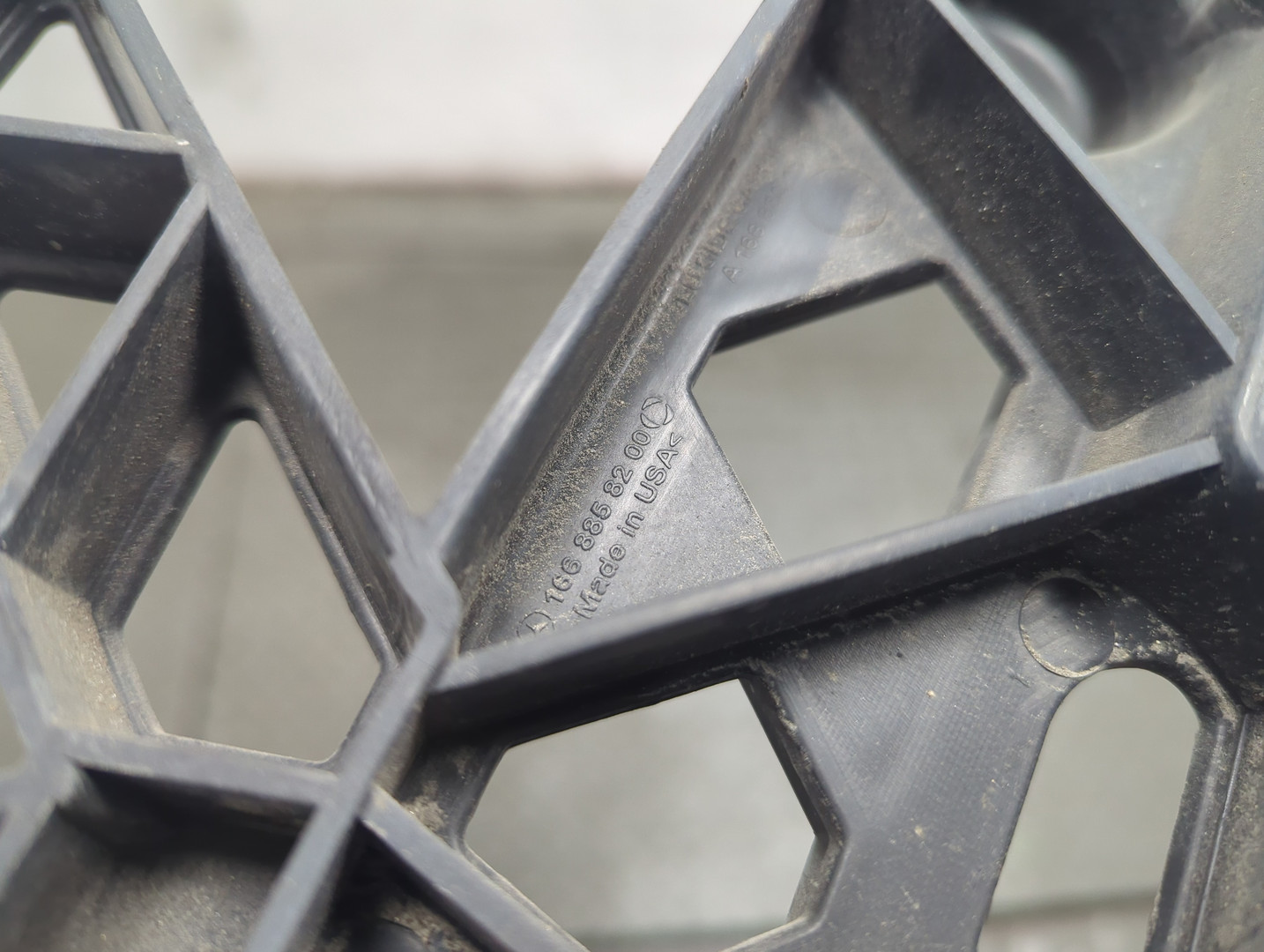 Кронштейн заднего бампера правый