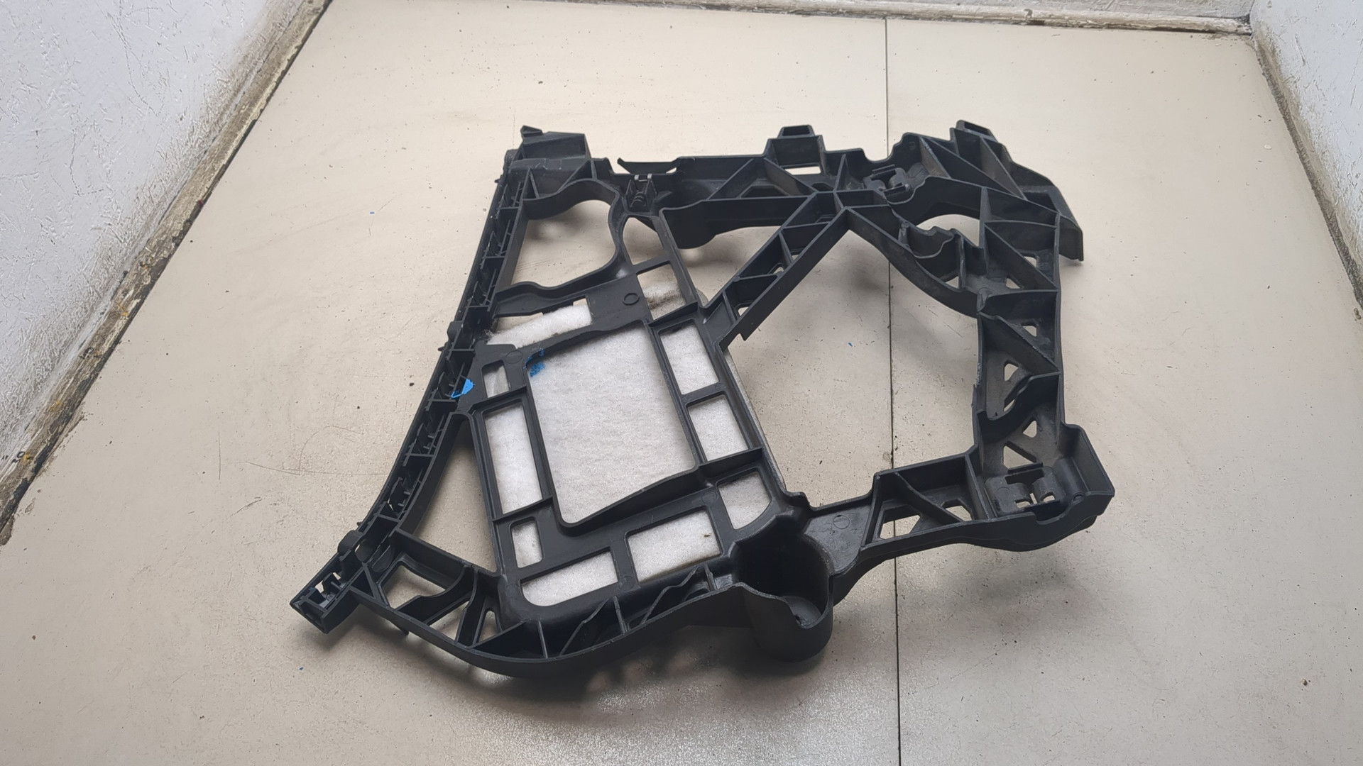 Кронштейн заднего бампера правый