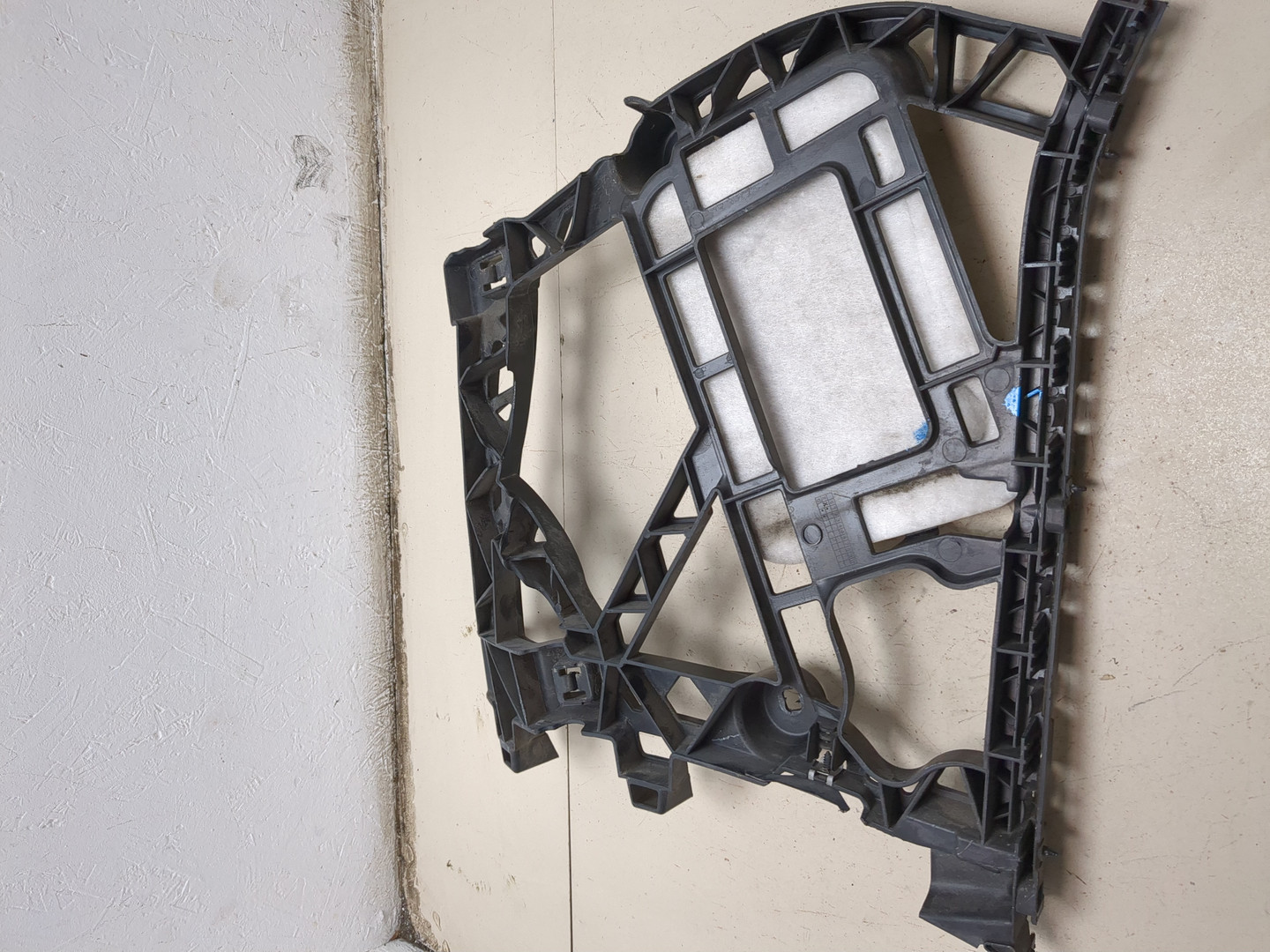 Кронштейн заднего бампера правый