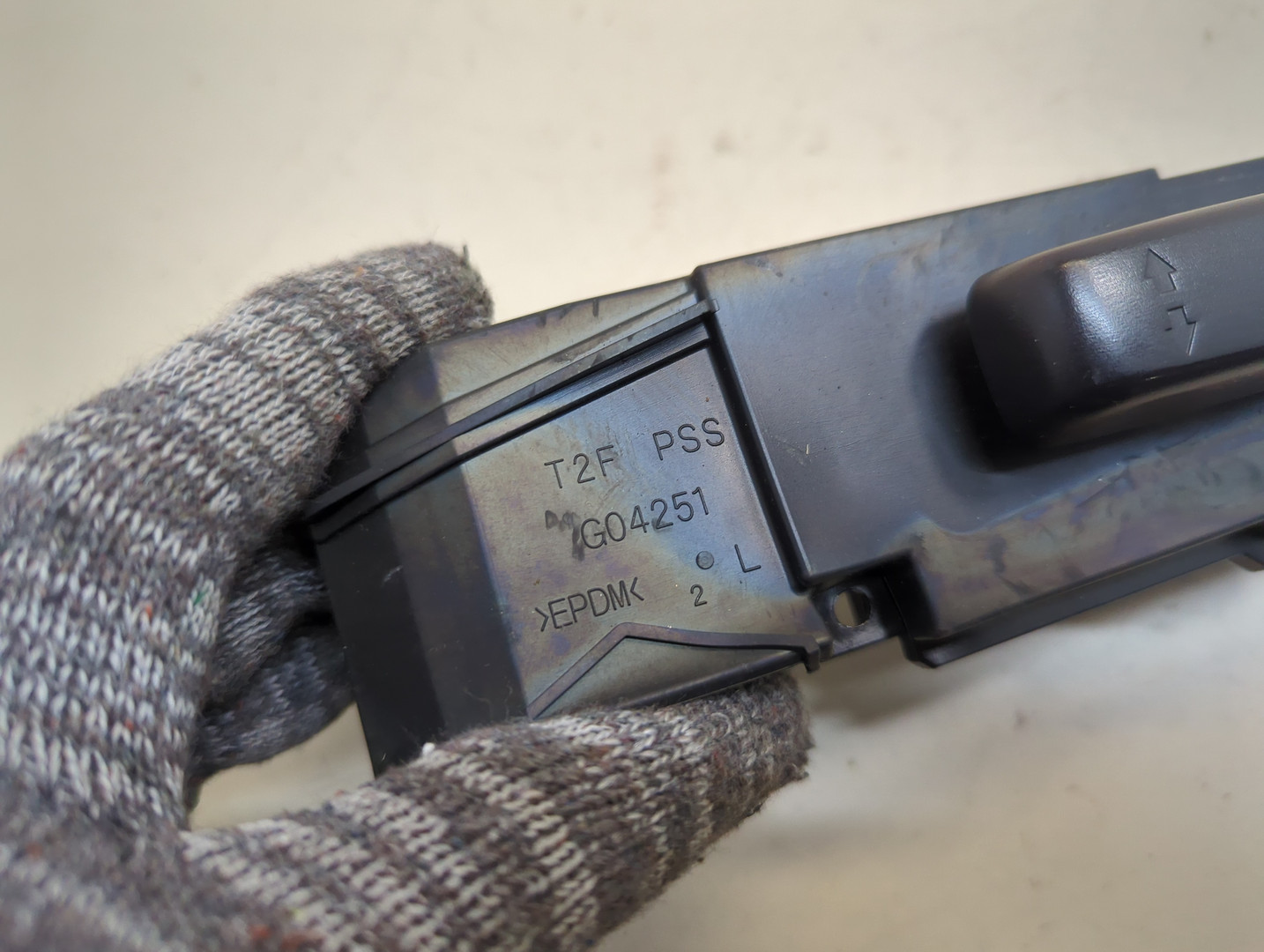 Кнопка регулировки сидения