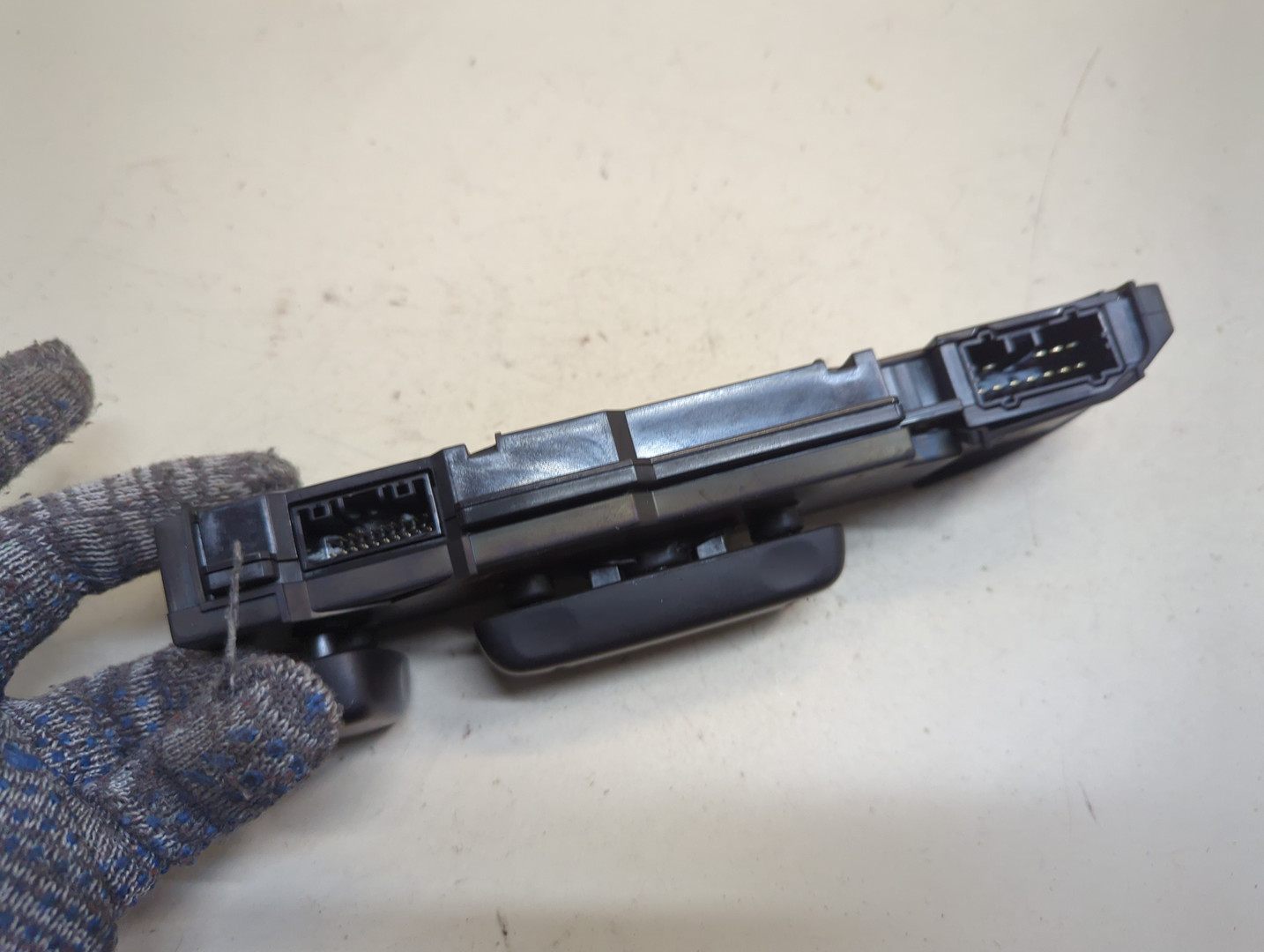 Кнопка регулировки сидения