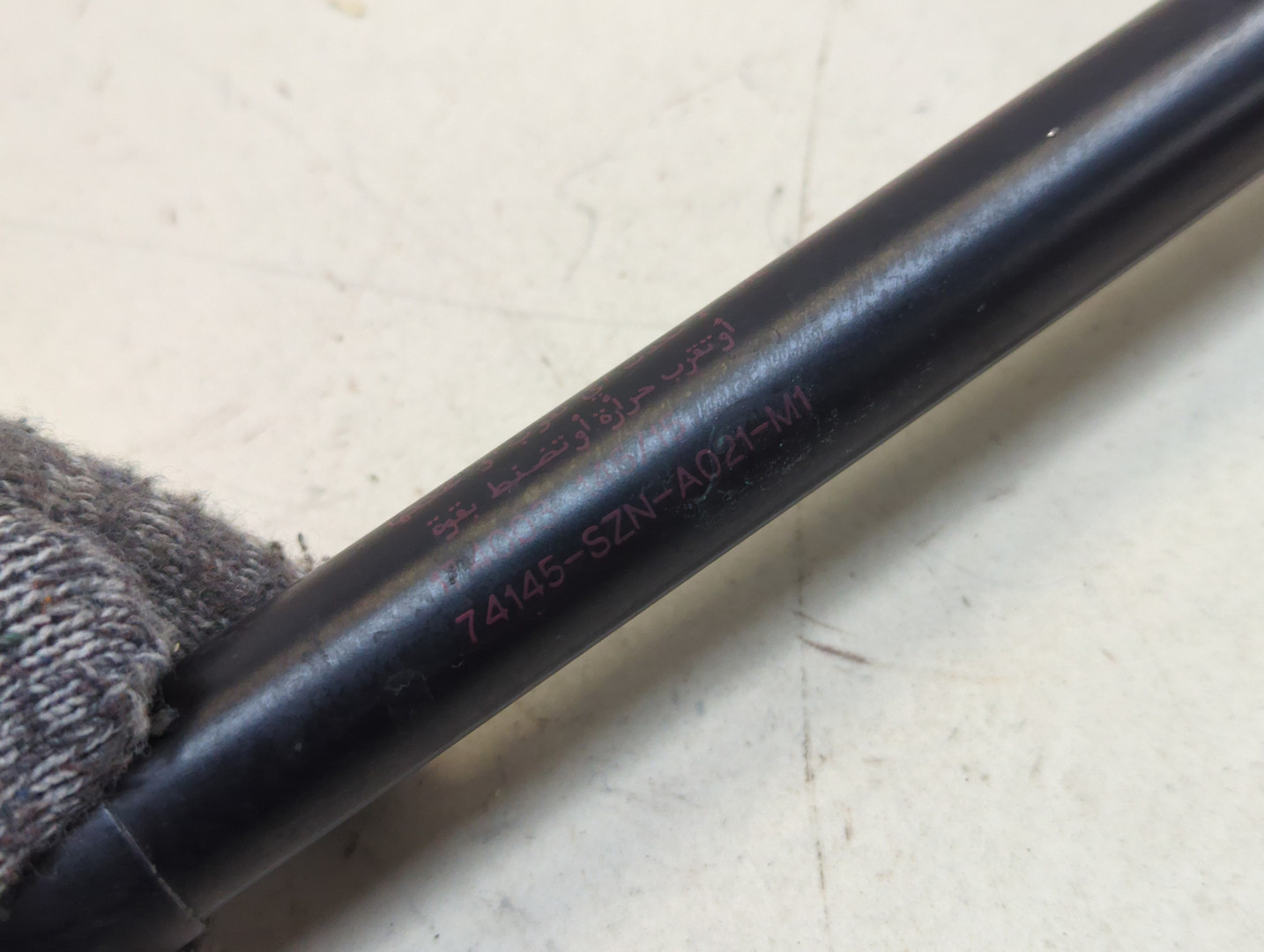 Амортизатор капота