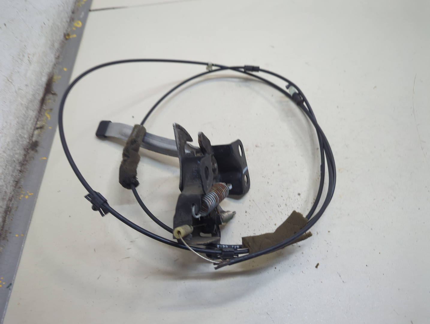 Замок капота