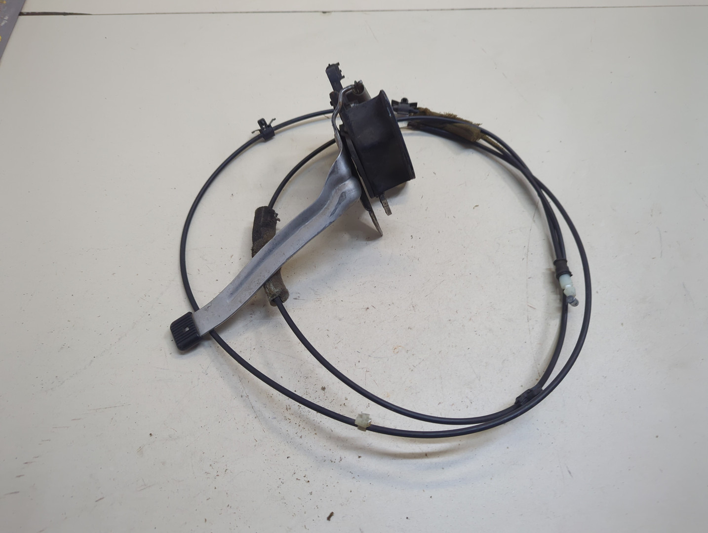 Замок капота