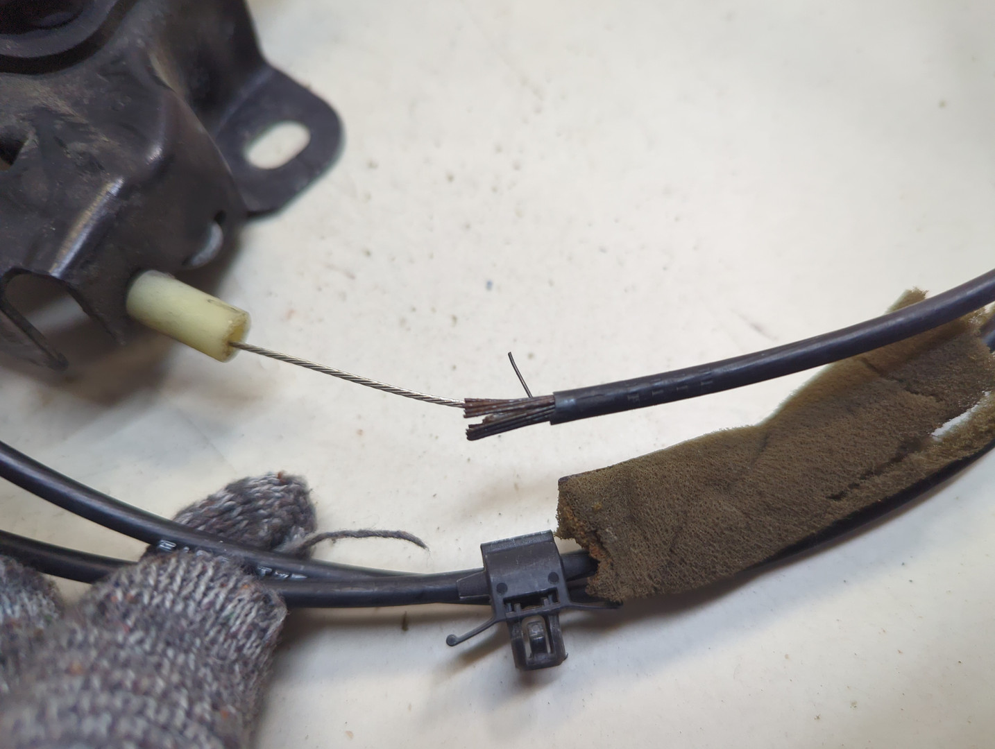 Замок капота