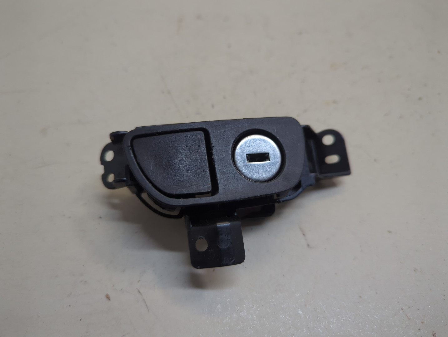 Замок бардачка