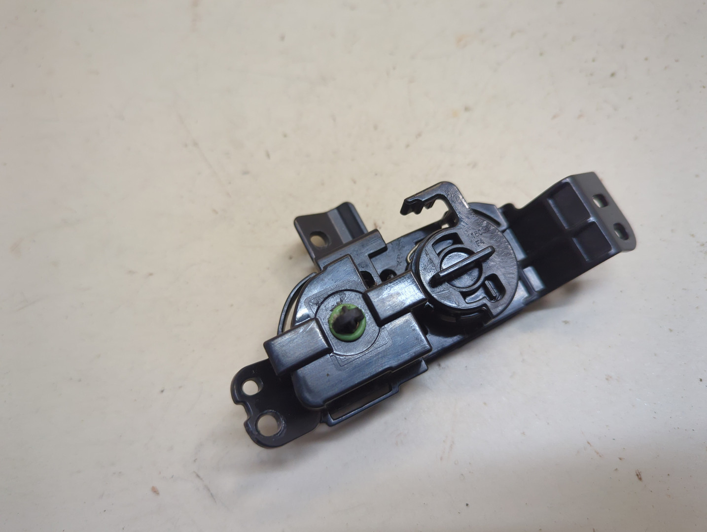 Замок бардачка