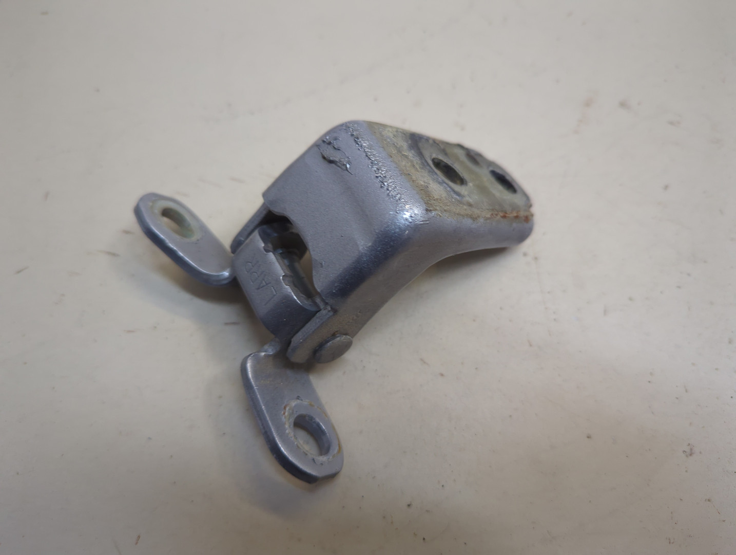 Петля двери