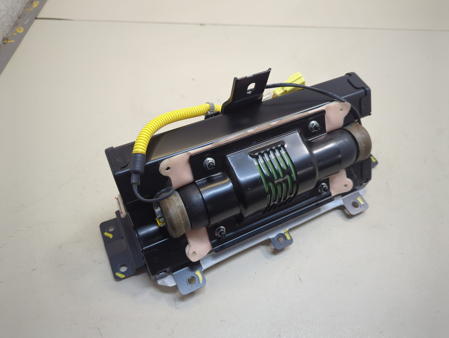 Подушка безопасности пассажирская (в торпедо)