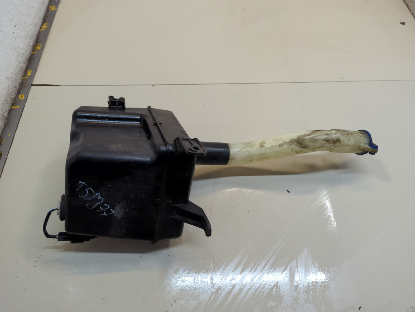 Бачок омывателя лобового стекла