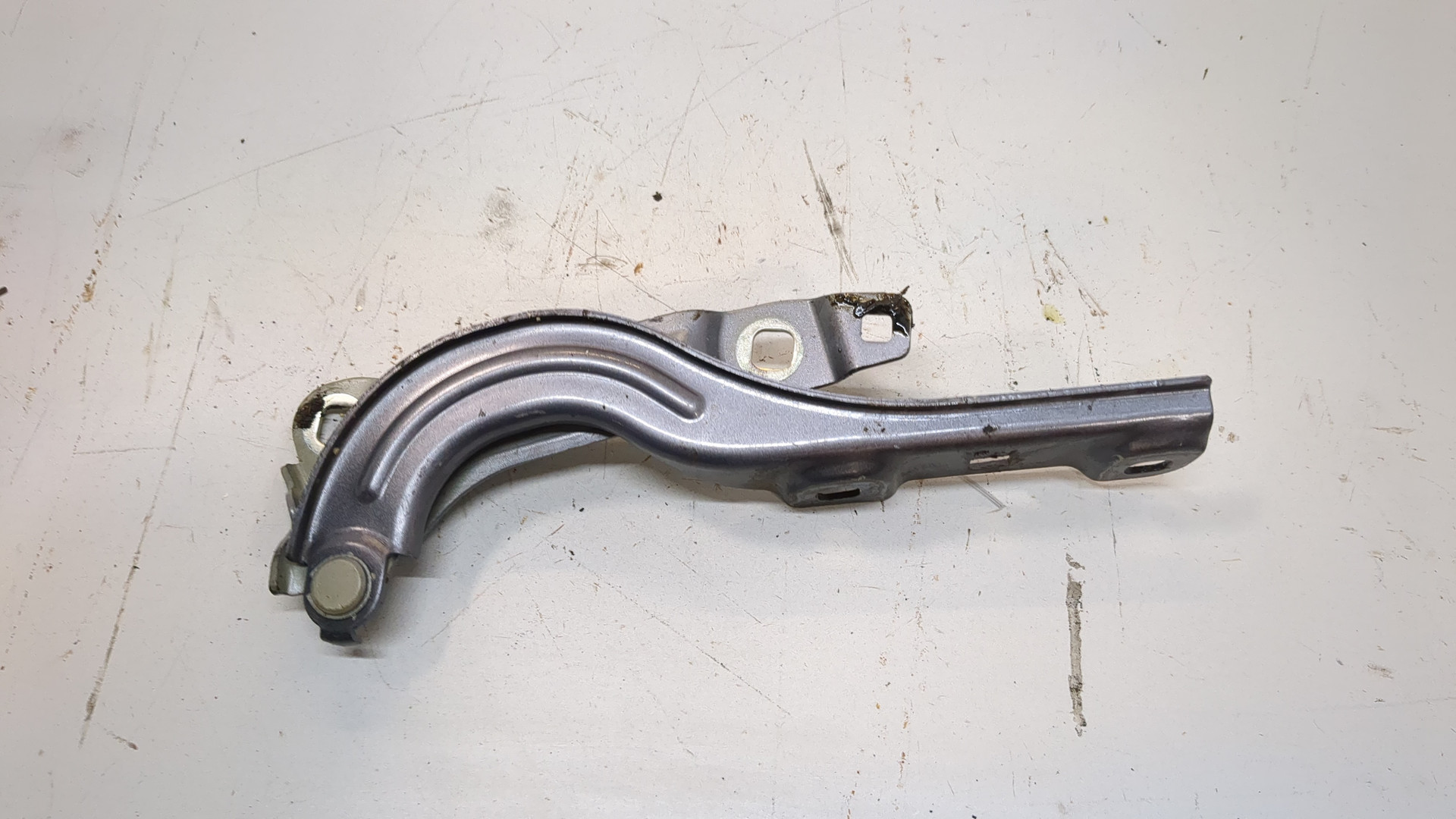 Петля капота левая