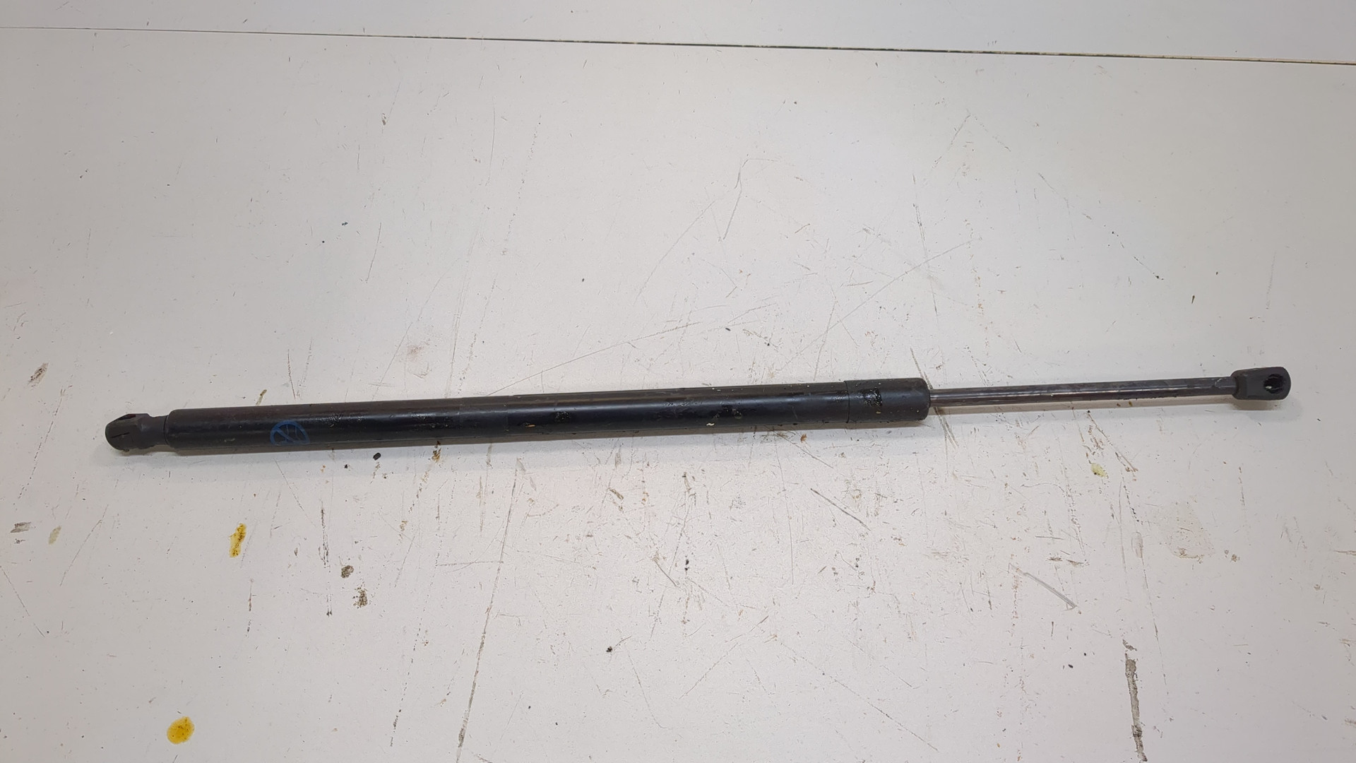 Амортизатор крышки багажника