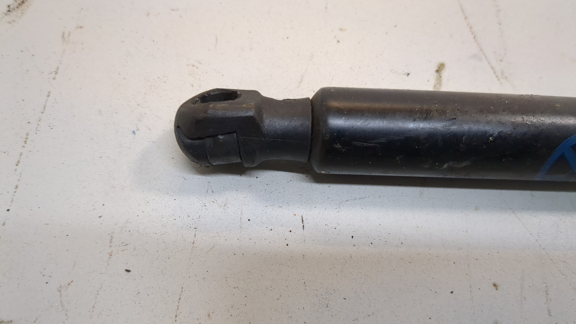 Амортизатор крышки багажника