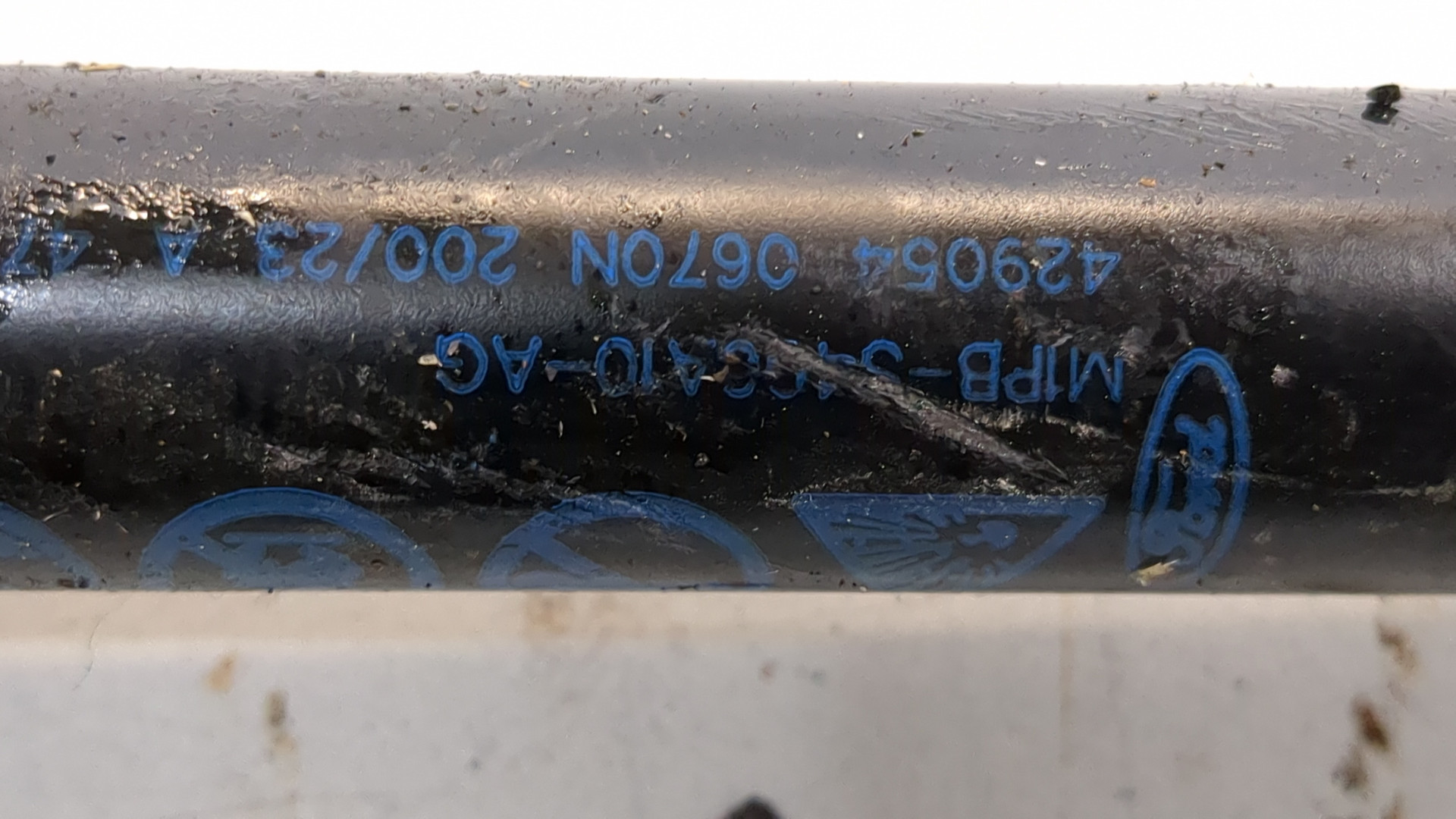 Амортизатор крышки багажника