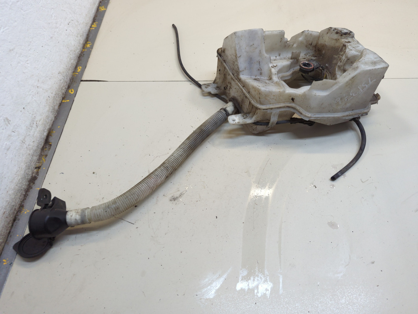 Бачок омывателя лобового стекла