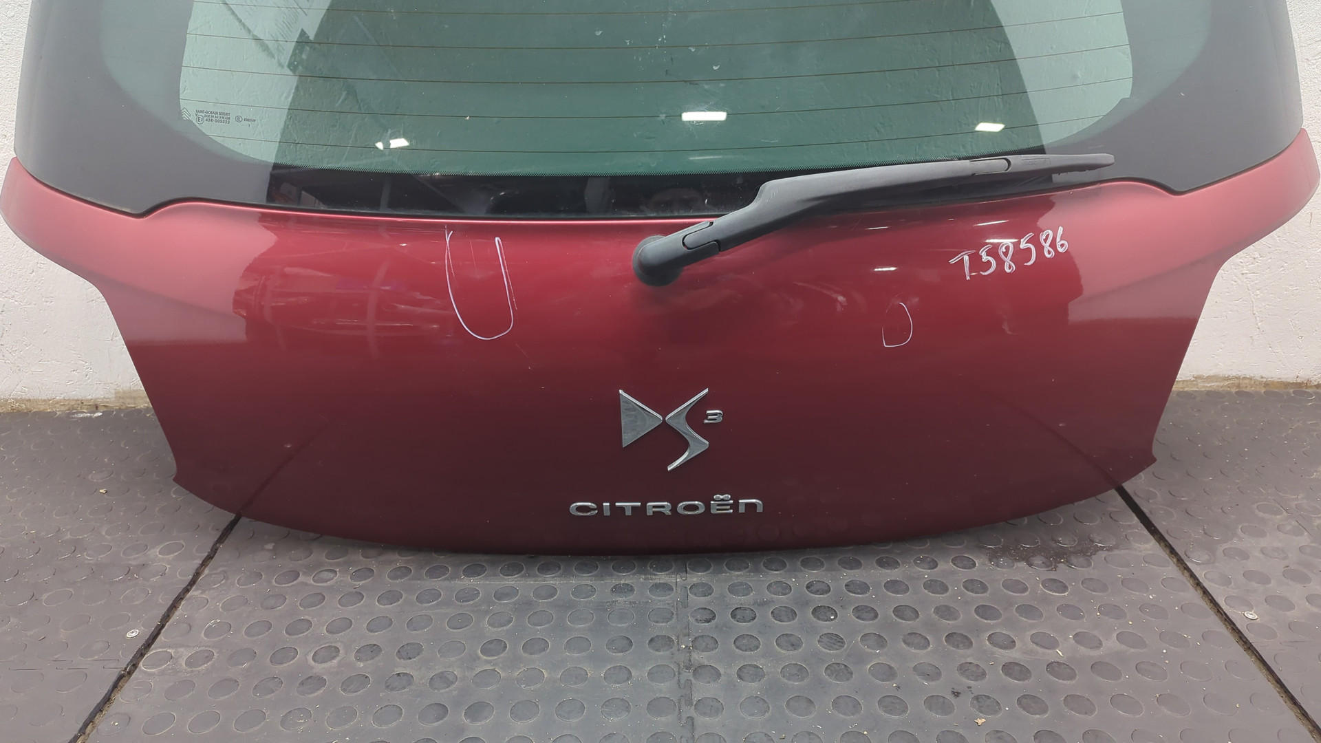 Дверь багажника