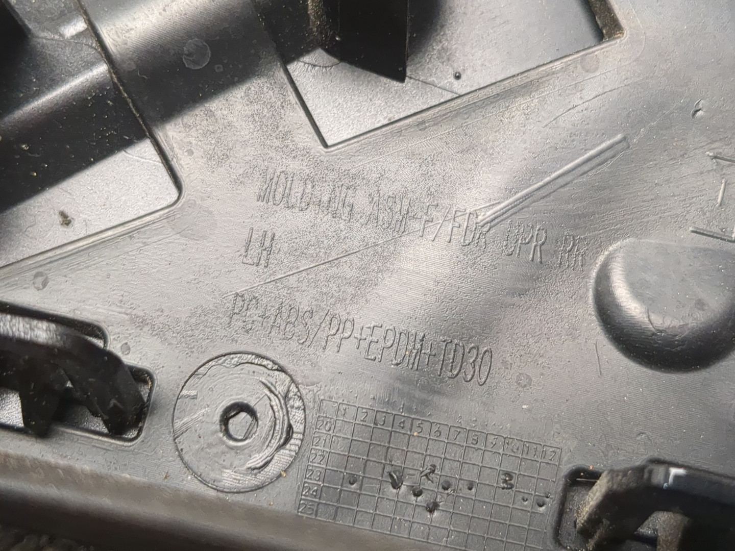 Накладка переднего крыла левого