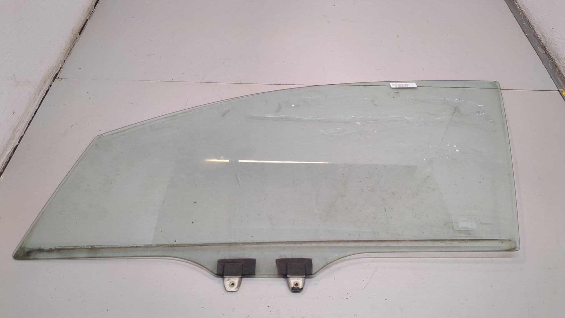 Стекло двери передней левой